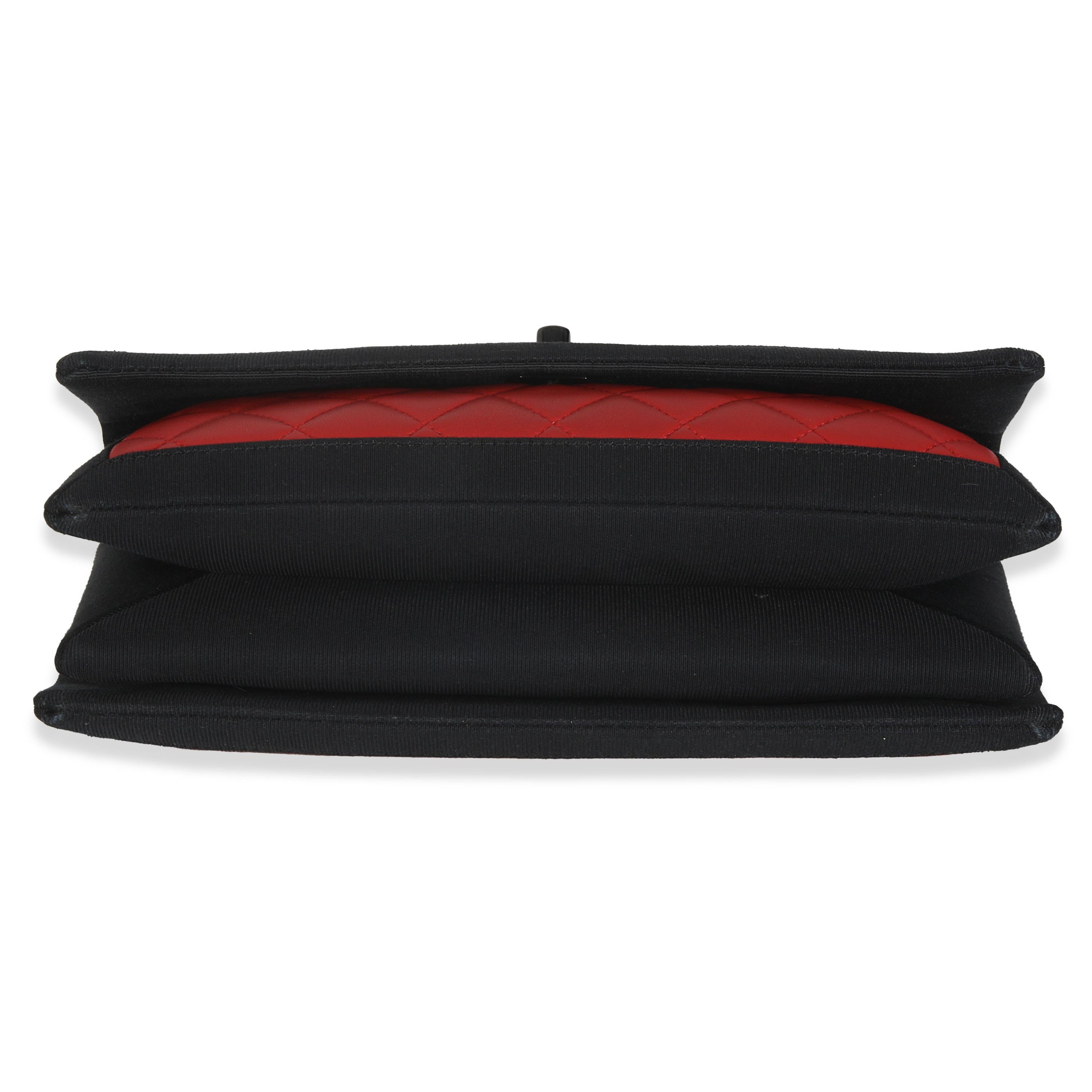 Chanel Vintage Schwarz Rot Gesteppt Lammfell Zwei-Ton-Klappe Tasche im Angebot 4