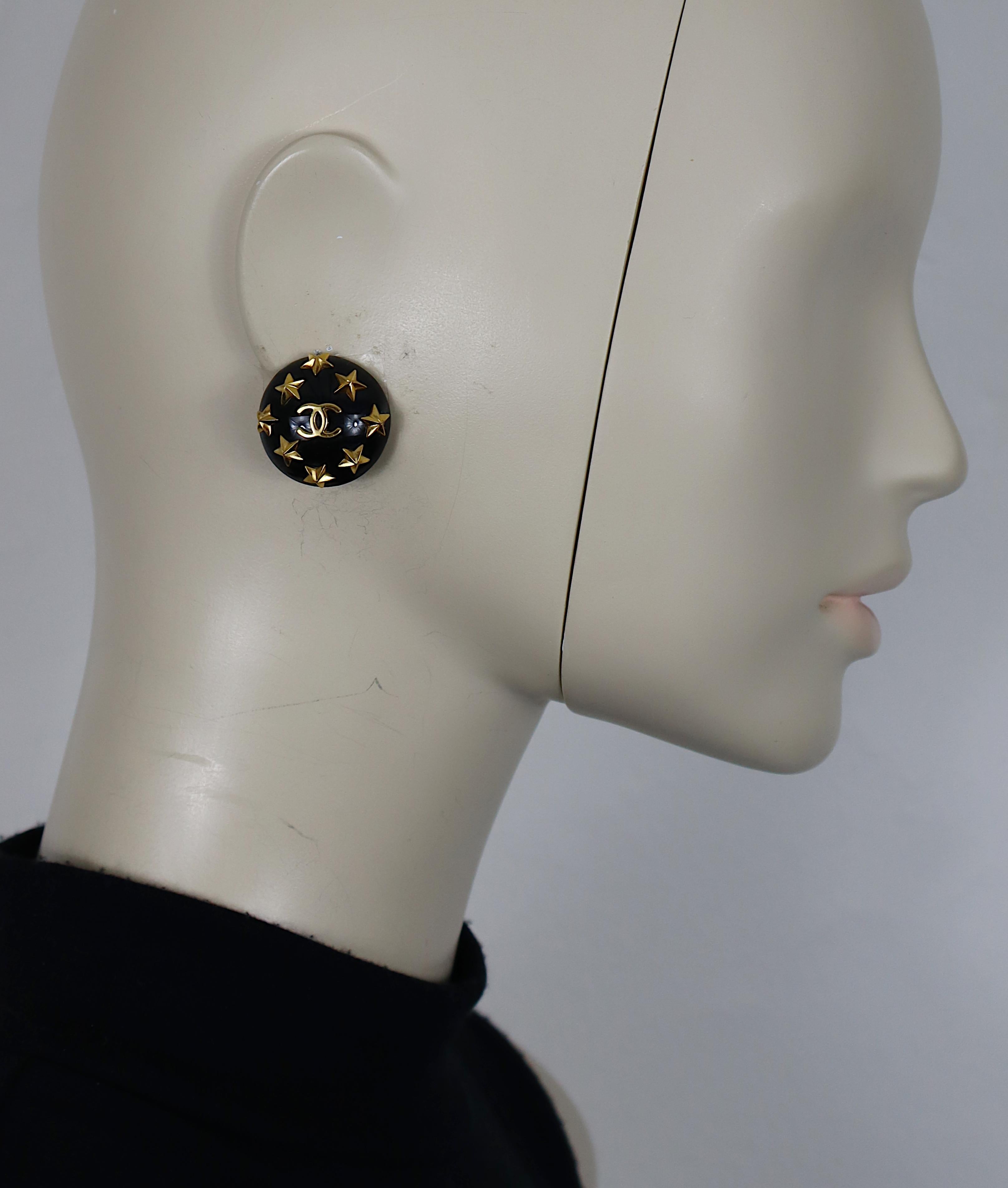 CHANEL vintage black resin celestial clip-on earrings featuring gold tone stars with CC logo at the center.

Embossed CHANEL 95 A Made in France.

Indicative measurements : diameter approx. 2.5 cm (0.98 inch).

Weight per earring : approx. 6