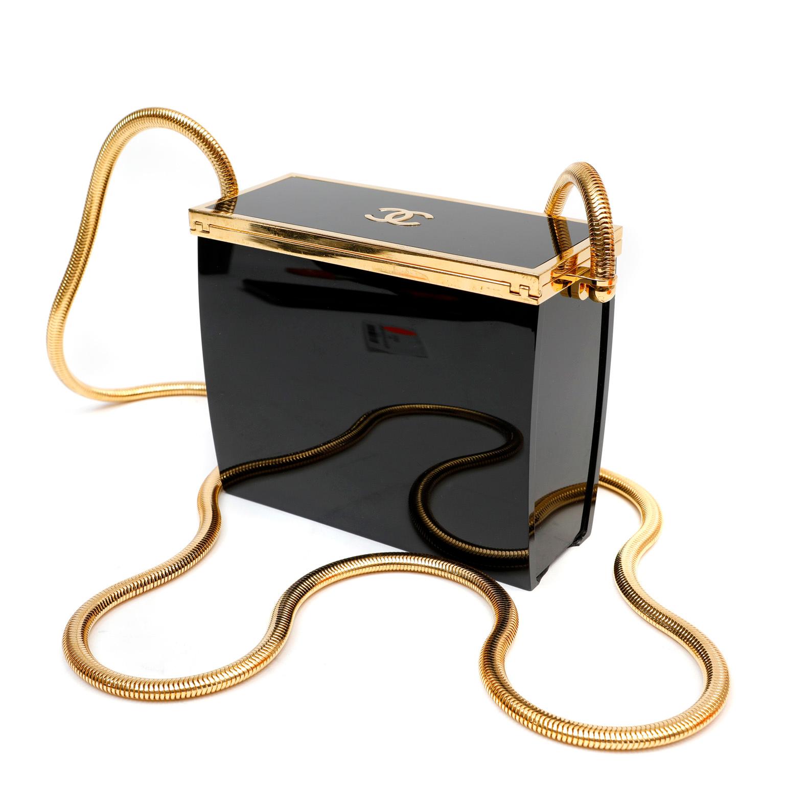 Diese authentische Chanel Black Resin Evening Bag ist in ausgezeichnetem Vintage-Zustand aus den späten 1980er Jahren Ein seltenes Stück, das ein Muss für jeden Sammler ist. Die rechteckige, strukturierte Tasche aus poliertem schwarzem Harz ist mit