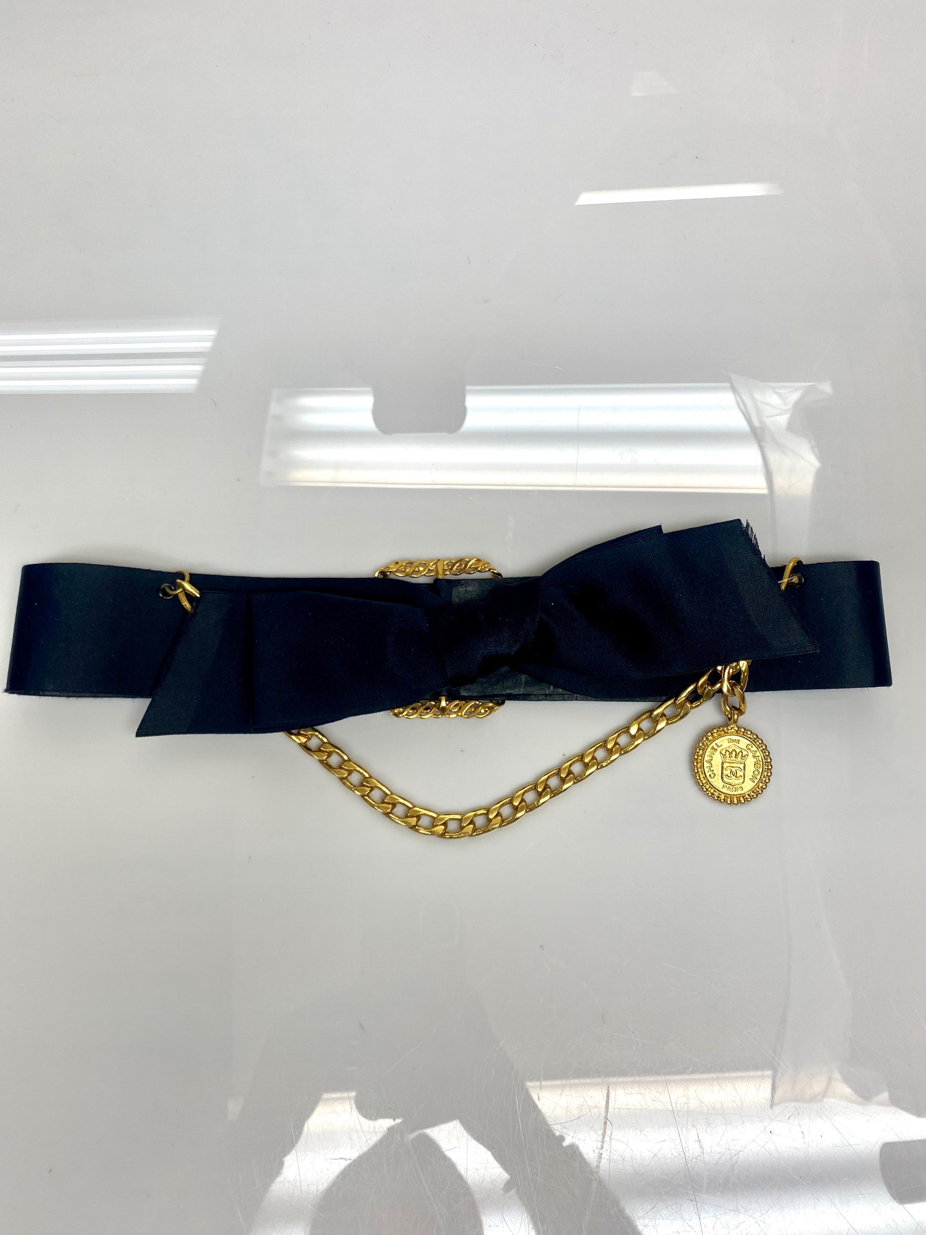 Chanel Vintage Schwarzer Satin-Gürtel mit Goldschnalle, Kette und Medaillon-Gürtel  im Zustand „Hervorragend“ im Angebot in West Palm Beach, FL
