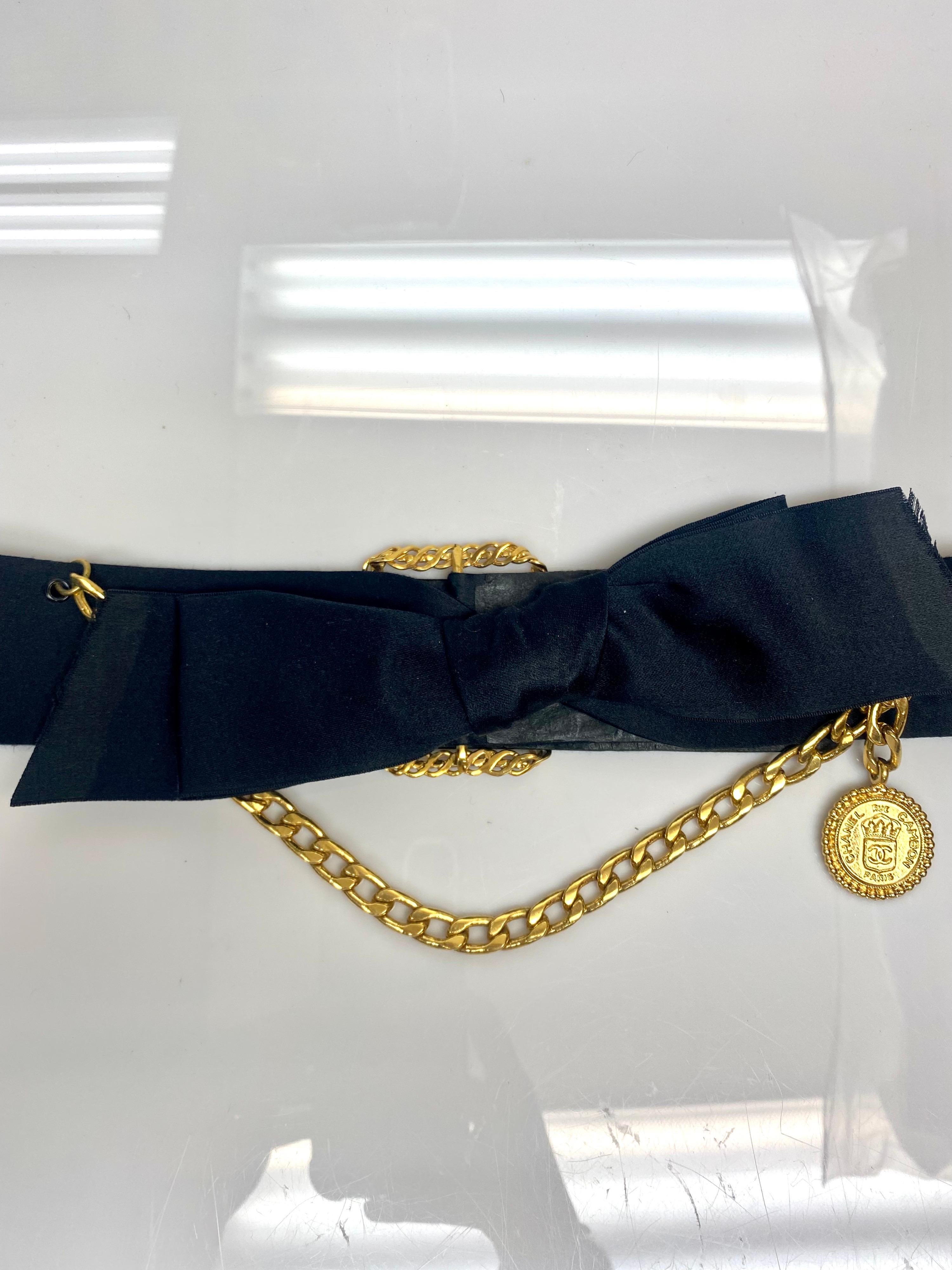 Chanel Vintage Schwarzer Satin-Gürtel mit Goldschnalle, Kette und Medaillon-Gürtel  im Angebot 1