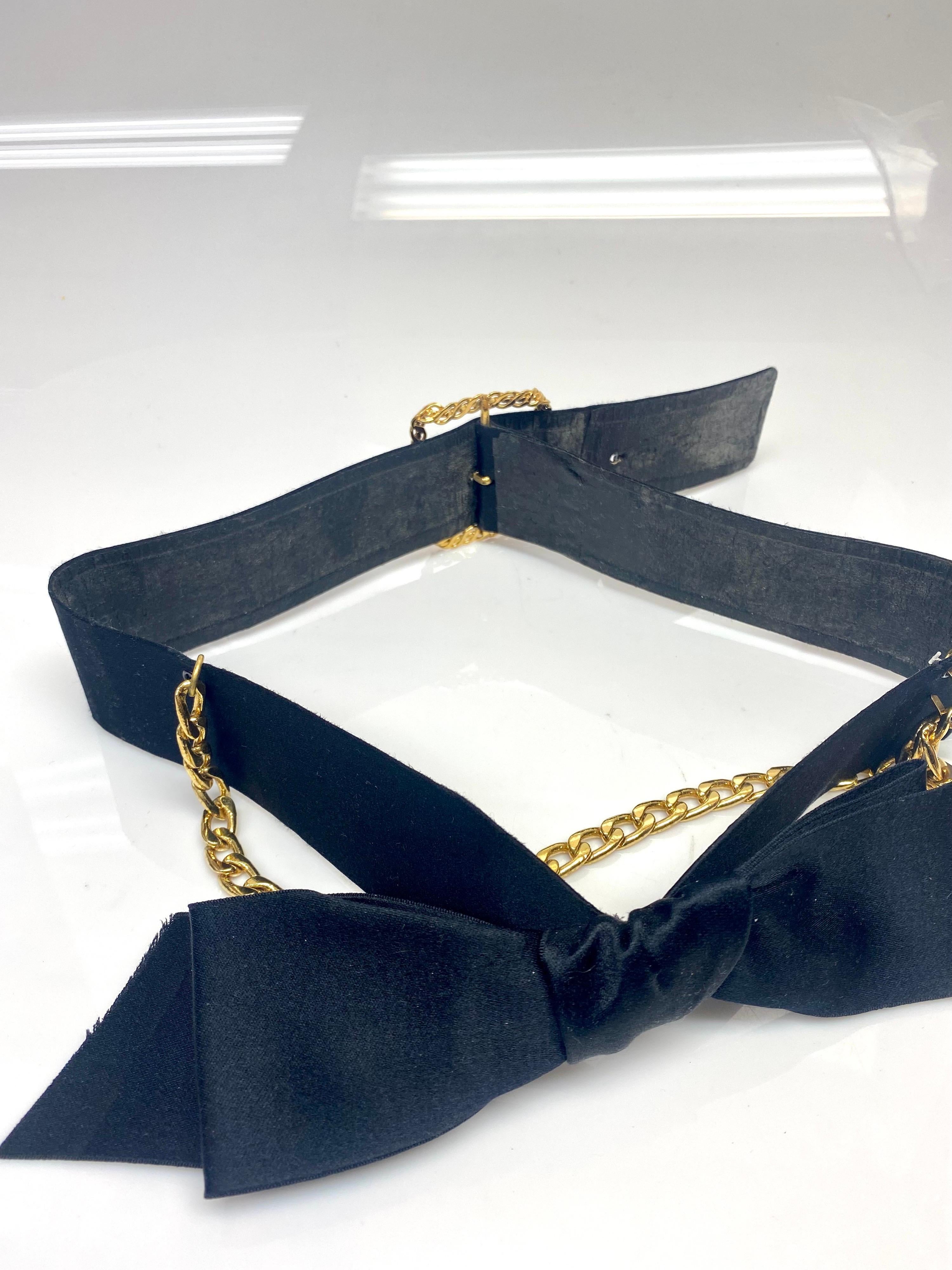 Chanel - Ceinture vintage en satin noir avec boucle, chaîne et médaillon dorés  en vente 1