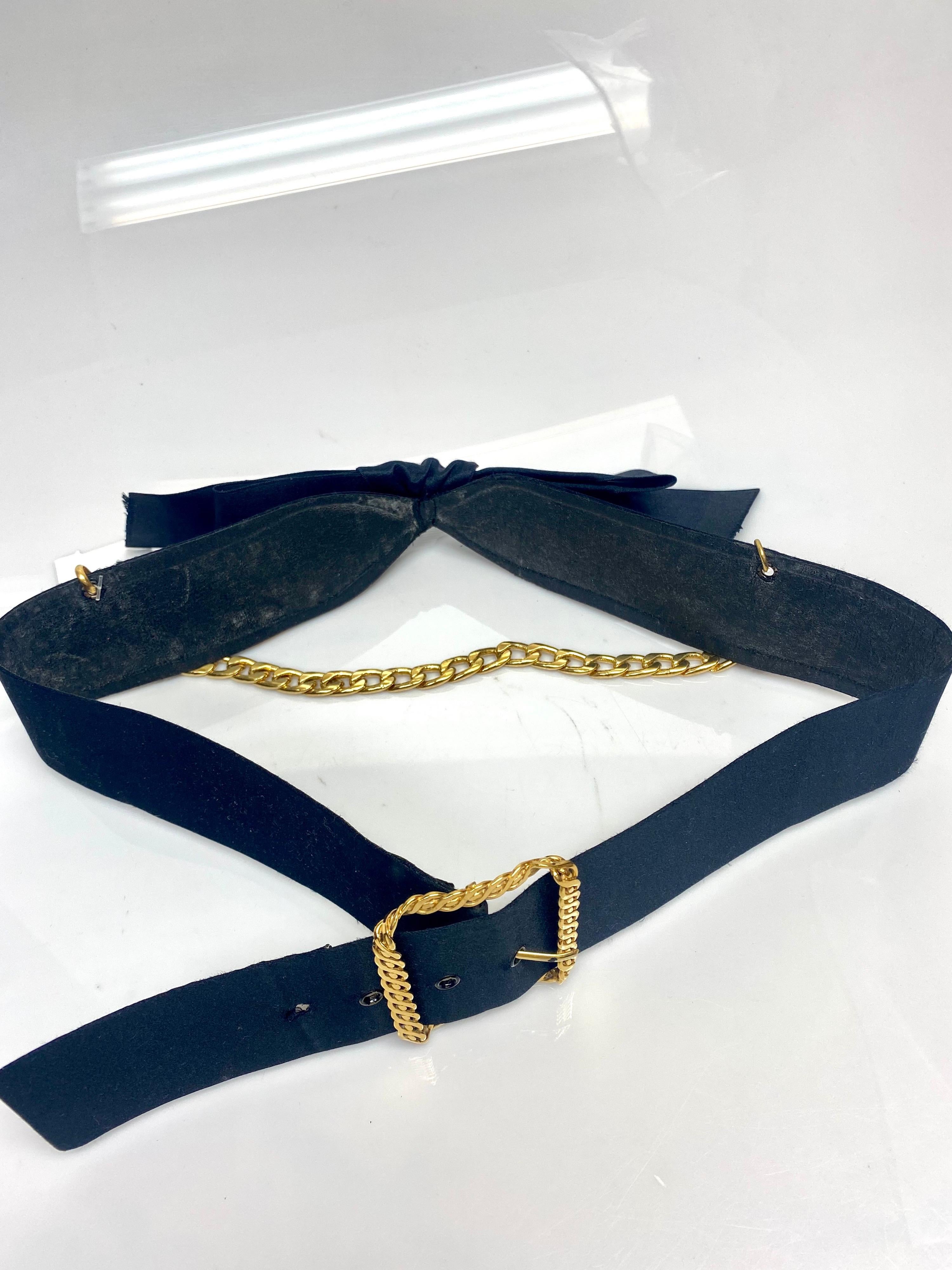 Chanel Vintage Schwarzer Satin-Gürtel mit Goldschnalle, Kette und Medaillon-Gürtel  im Angebot 3