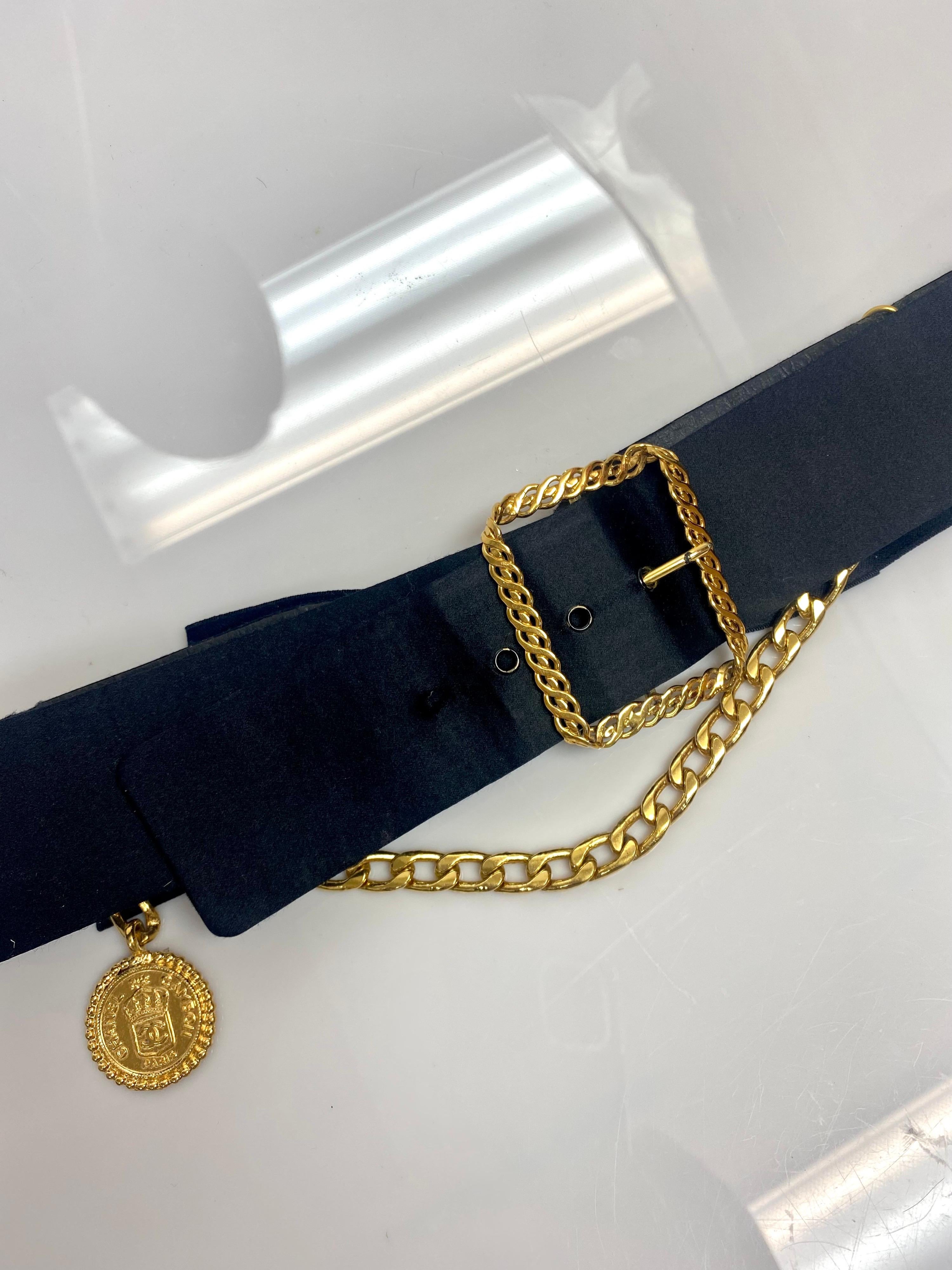 Chanel Vintage Schwarzer Satin-Gürtel mit Goldschnalle, Kette und Medaillon-Gürtel  im Angebot 4