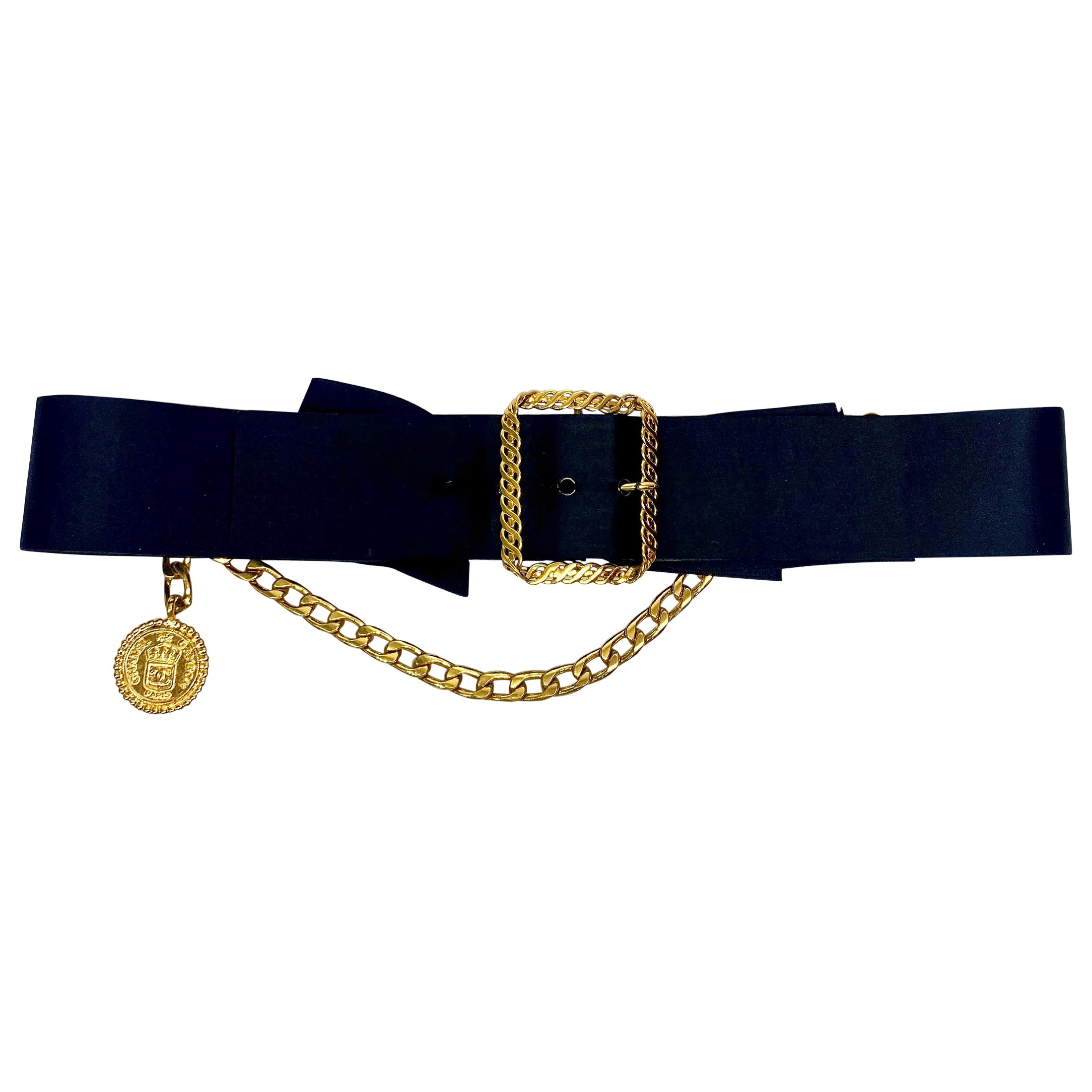 Cinturón Chanel Vintage Negro de Satén con Hebilla Dorada, Cadena y Medallón