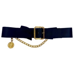 Cinturón Chanel Vintage Negro de Satén con Hebilla Dorada, Cadena y Medallón