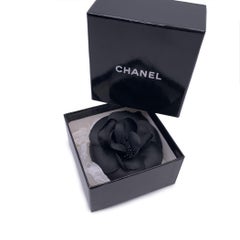 Chanel Vintage Schwarze Satin-Blumenbrosche/Anstecknadel Camelia Kamelie
