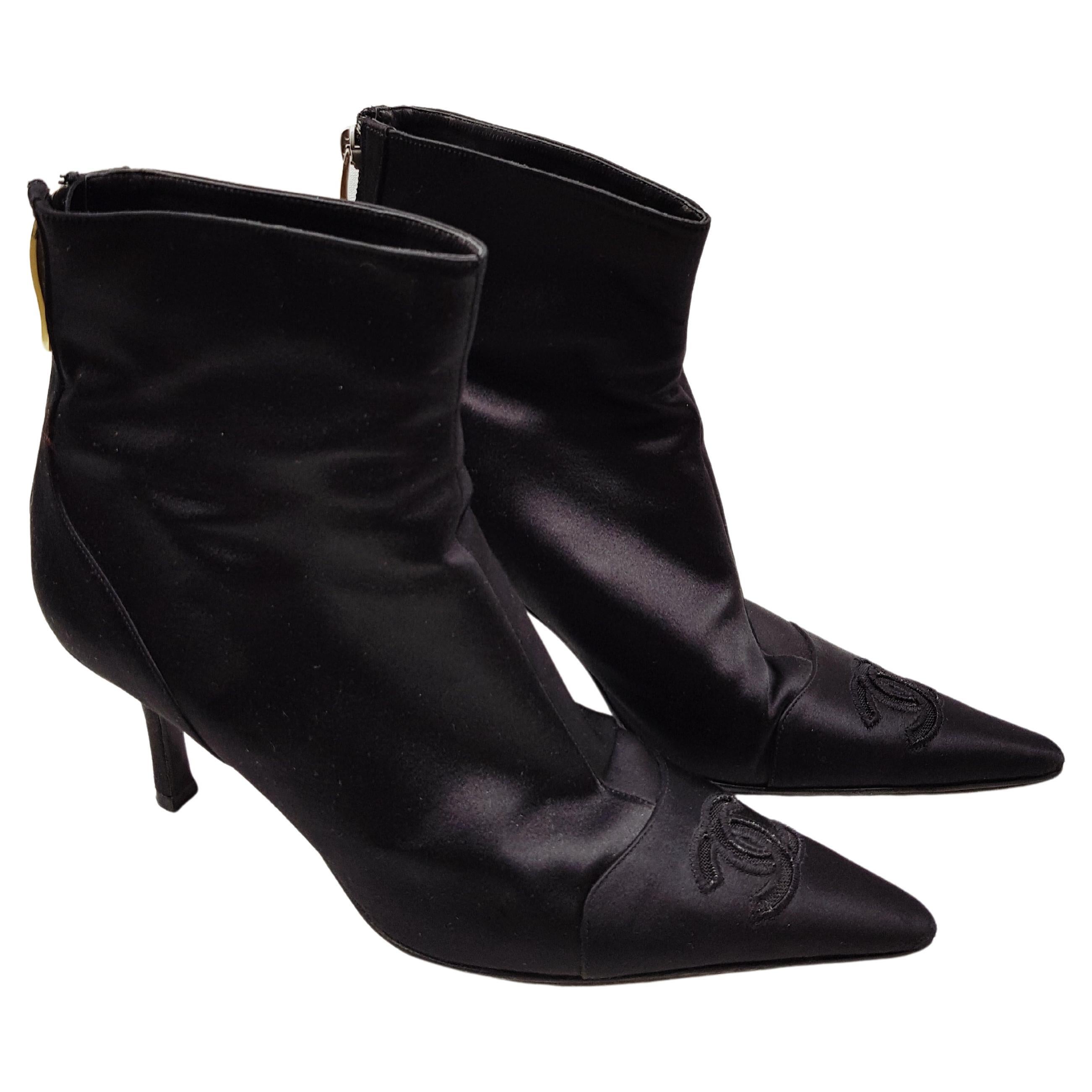 A pair of classic boots, wonderful.

-Logo CC
-Black satin fabric
-75 mm heel
-Good condition
-Size 37