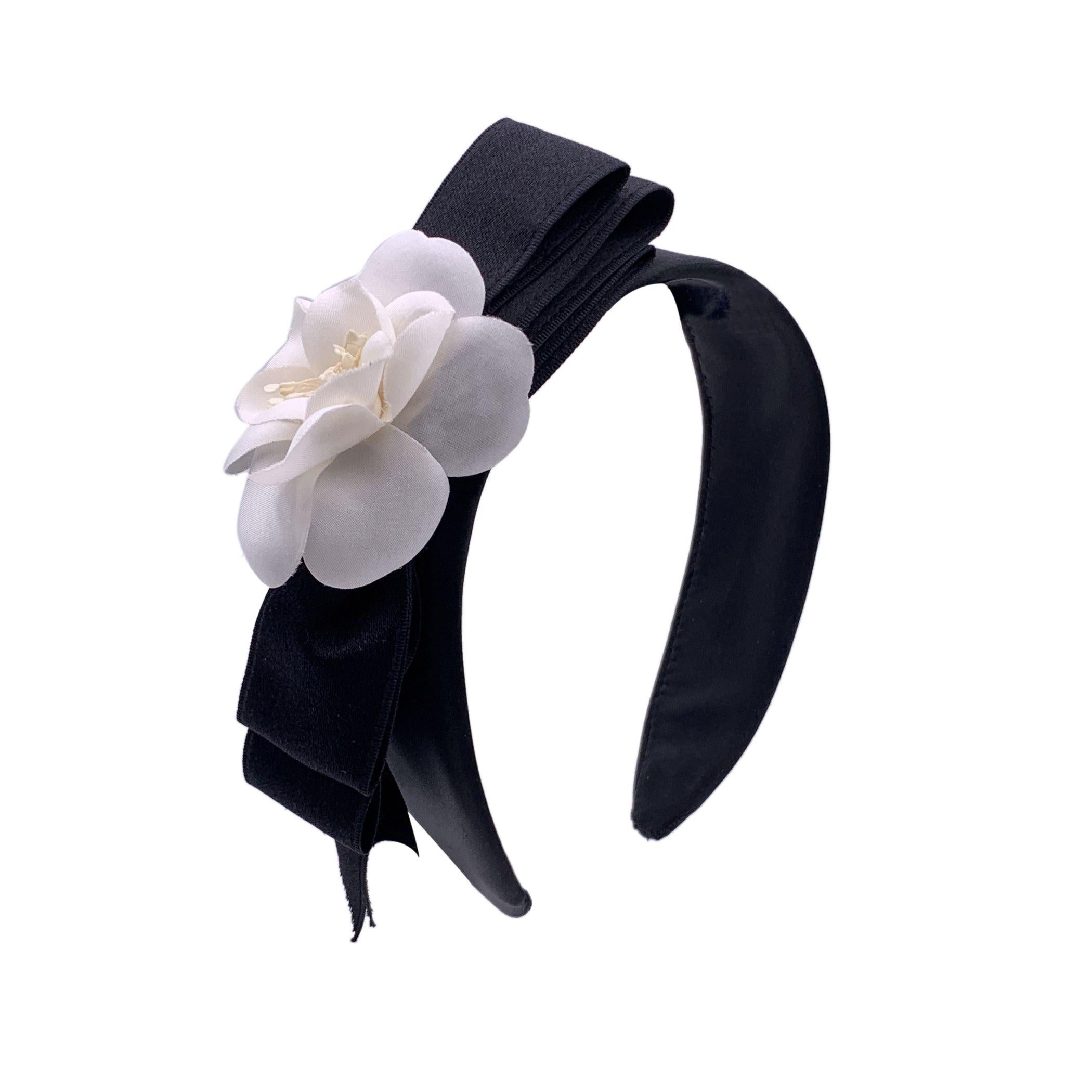 Chanel Vintage Black Silk Bow Camellia Headband Hair Accessory In Excellent Condition In Rome, Rome