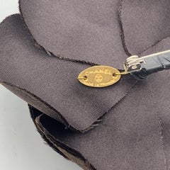 Chanel Vintage Brosche/Anstecknadel aus schwarzer Seide mit Kamelie und Blumenmuster