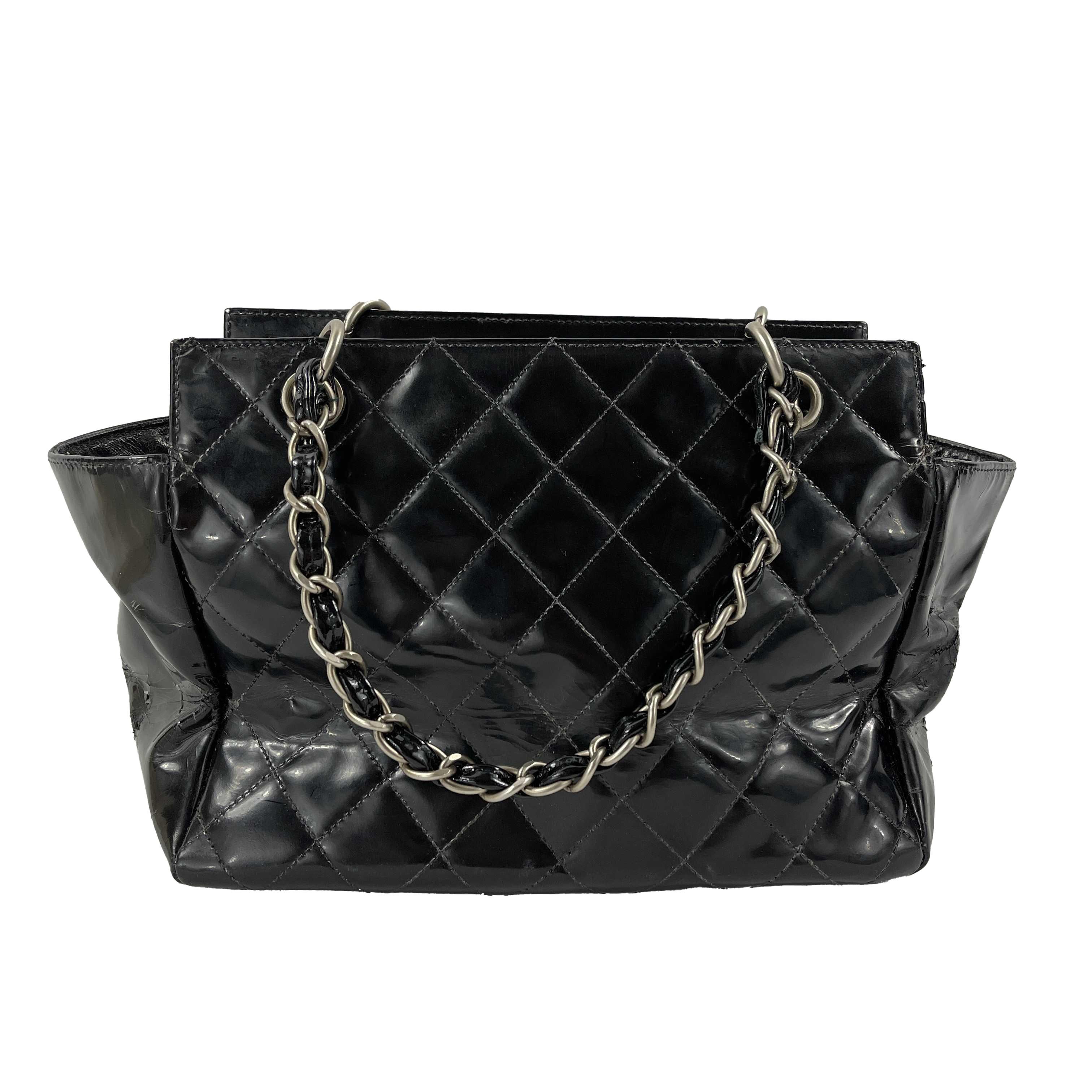 CHANEL - Vintage Black / Silver Patent CC Quilted Petite Timeless Medium Tote

Description

Vintage era 2000-2002 by Karl Lagerfeld.
Black patent quilted leather with stitched CC logo on front.
Matte silver tone hardware.
Chain link threaded