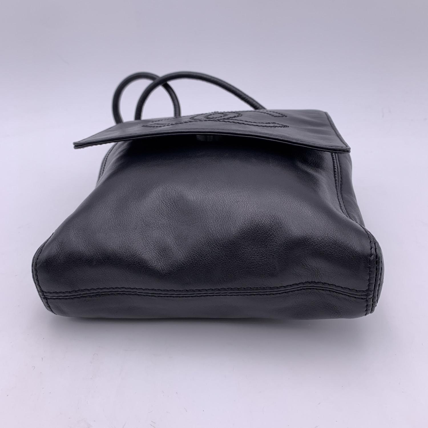 Women's Chanel Vintage Black Smooth Leather CC Logo Shoulder Bag Purse