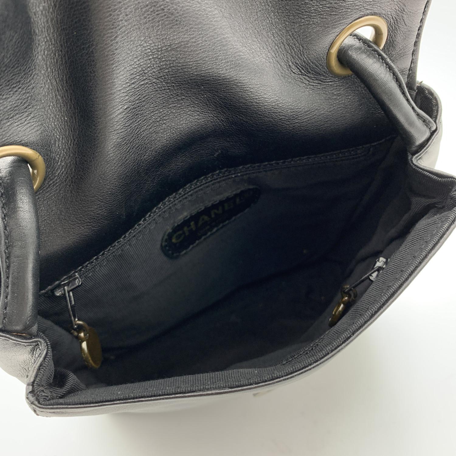 Chanel Vintage Black Smooth Leather CC Logo Shoulder Bag Purse 2