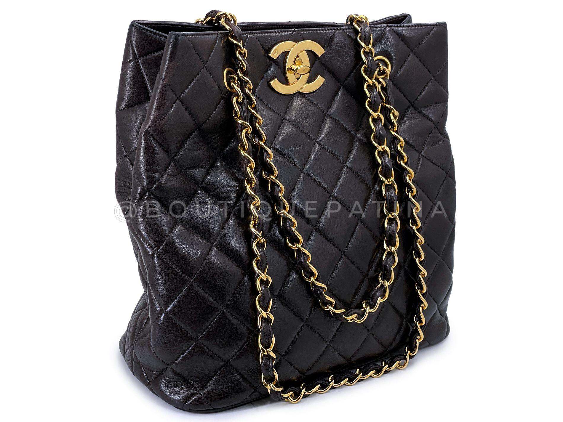 Artikel speichern: 68486
Die klassischen Vintage-Taschen von Chanel sind bekannt für ihr blütenweiches Lammleder, die 24-karätig vergoldeten Beschläge und ihre robuste Verarbeitung.
Diese klassische, geräumige und auffällige Chanel Vintage Black