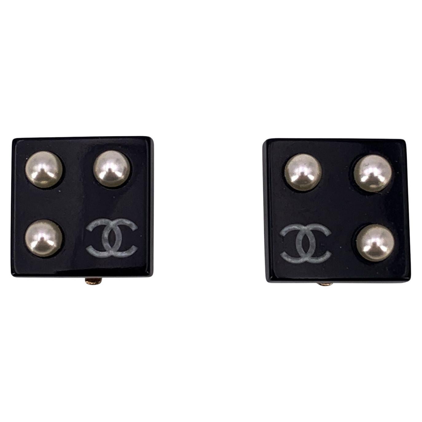 Orecchini a clip Chanel vintage neri quadrati con borchie piccole