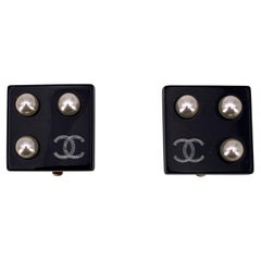 Orecchini a clip Chanel vintage neri quadrati con borchie piccole