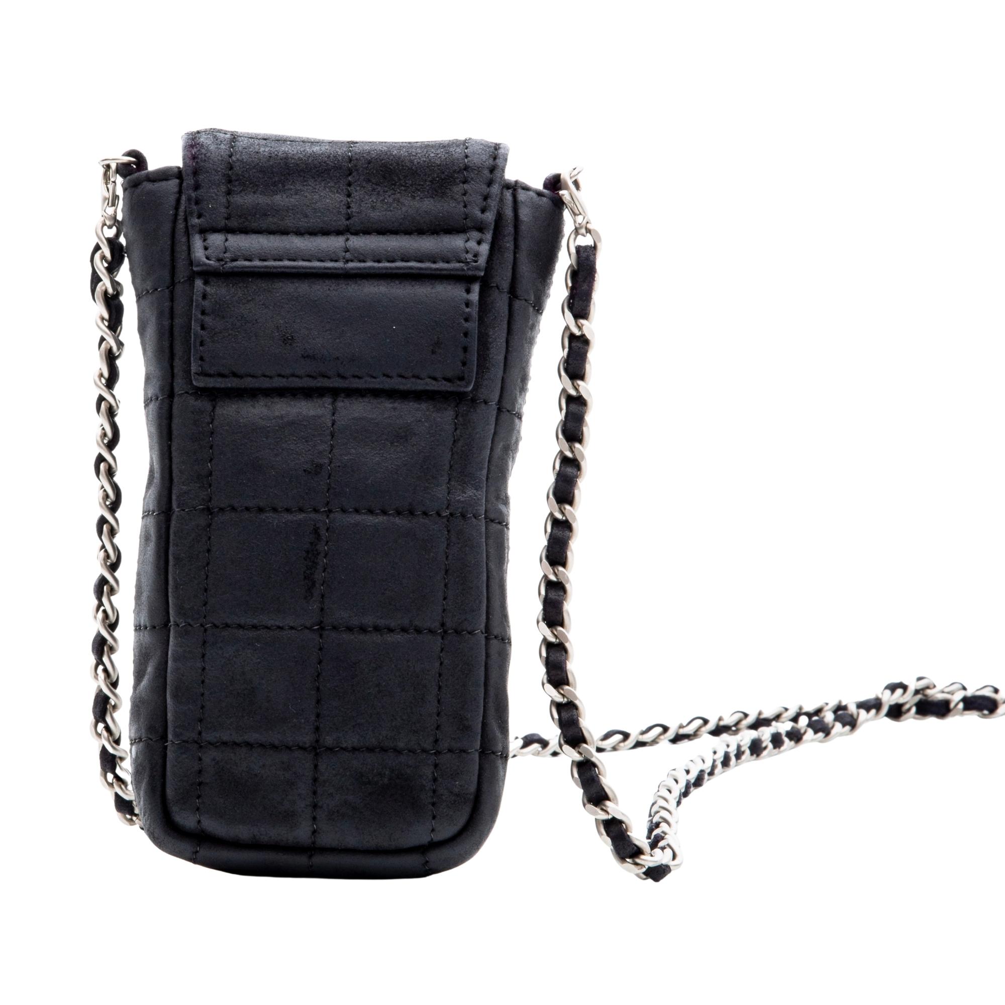 Les sacs Chanel portant le code 6XXXXXX ont été fabriqués entre 2000 et 2002.

COULEUR : Noir
MATERIAL : Suède
CODE DE L'ÉLÉMENT : 6114846
MESURES : H 6