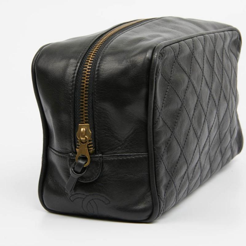 Very convenient. CHANEL toiletry bag in smooth black quilted leather. In very good condition, it is embroidered 