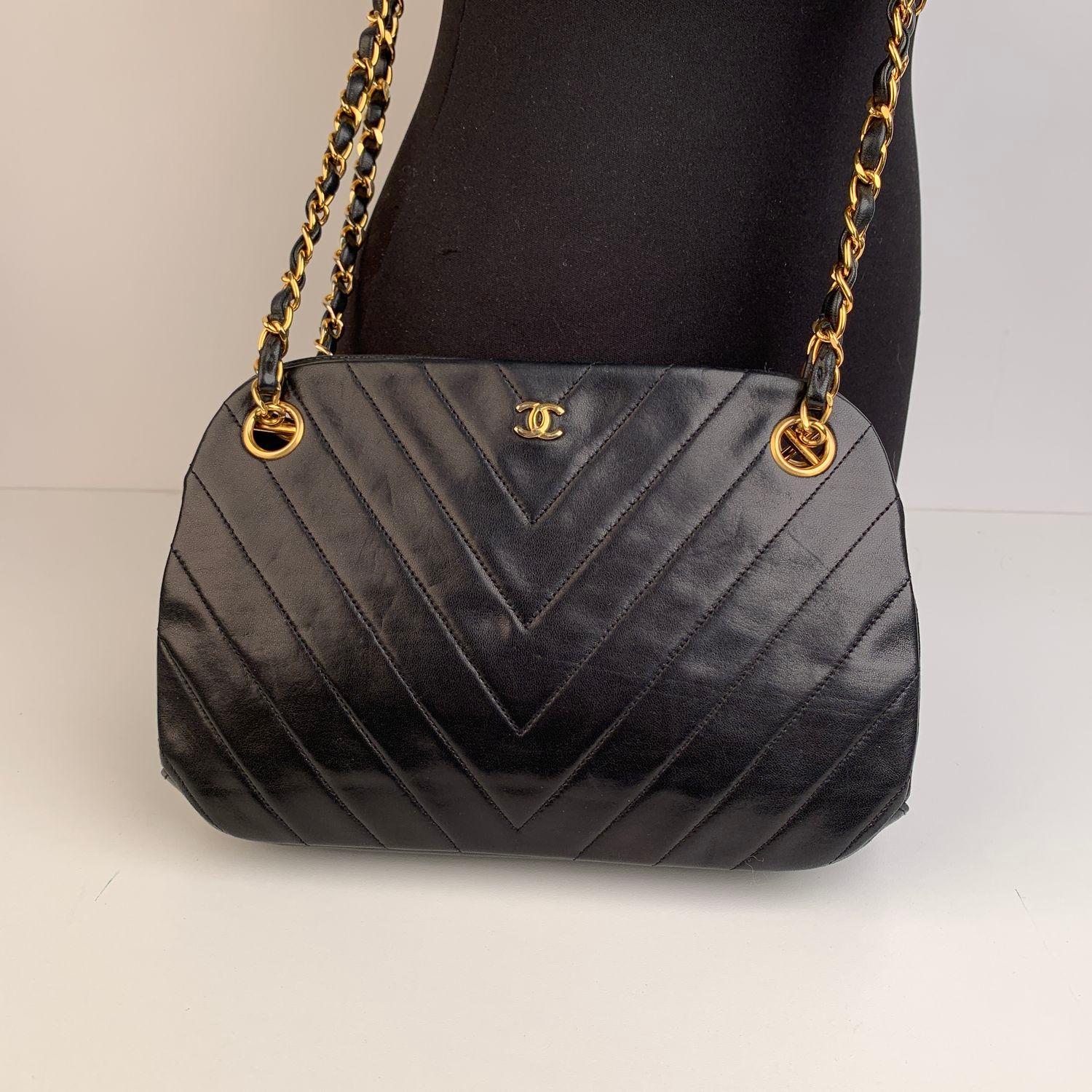 Chanel Vintage Black V Quilted Leather Shoulder Bag In Good Condition In Rome, Rome