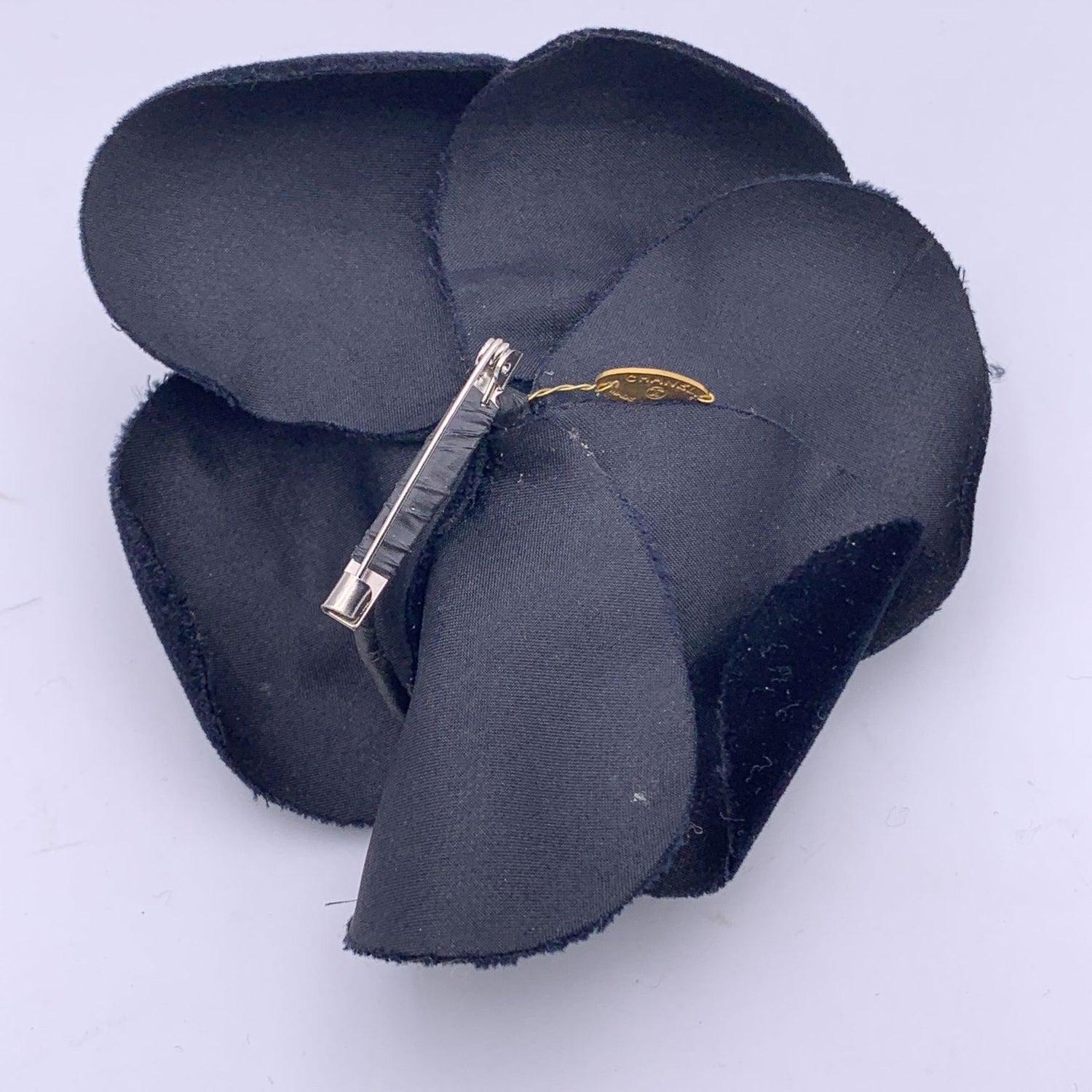 Chanel Vintage Black Velvet Camelia Camellia Flower Pin Brooch In Excellent Condition For Sale In Rome, Rome