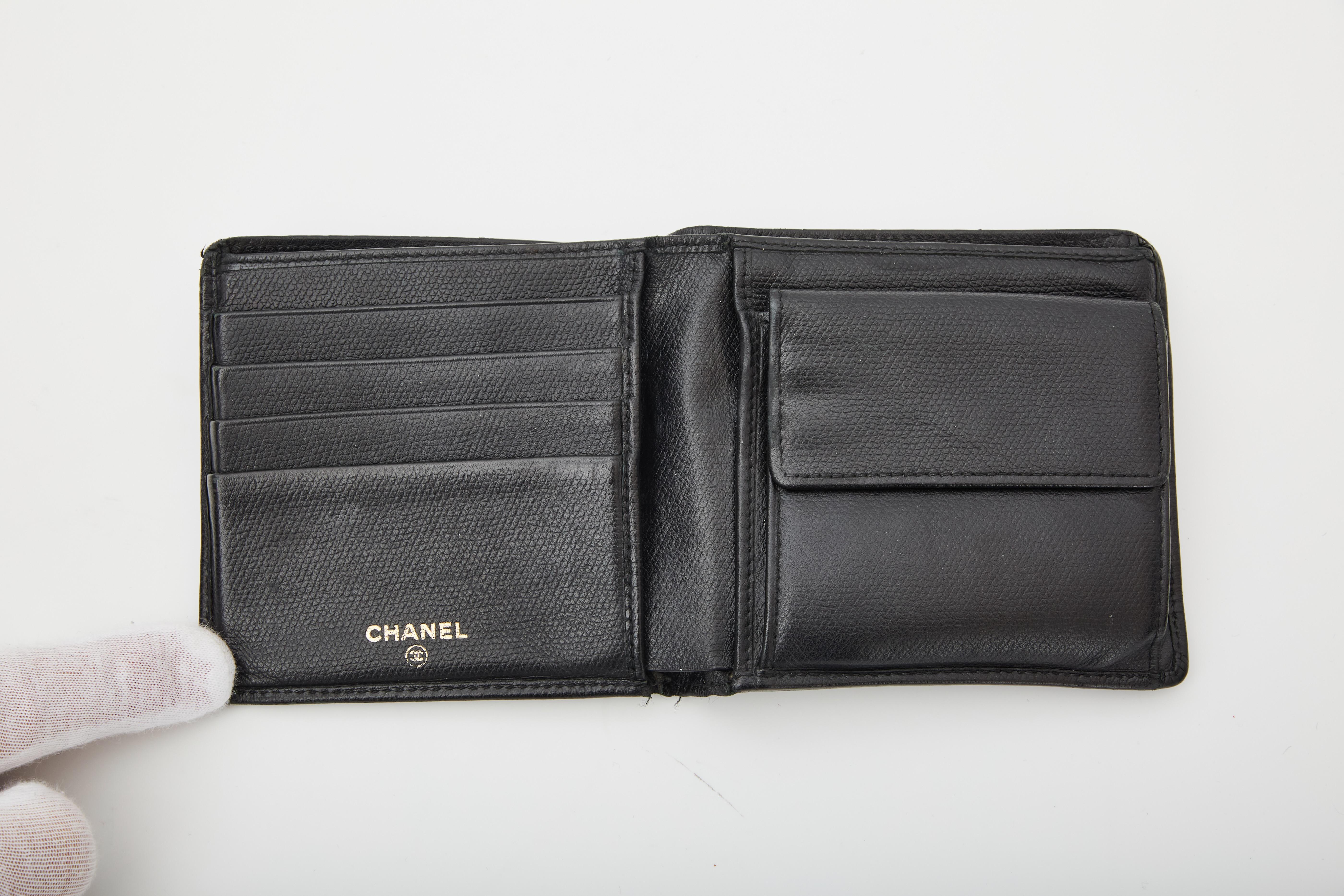 COLOR: Black 
MATERIAL: Caviar leather
MEASURES: H 4” x L 4”
COMES WITH: Box, protector sleeve and Authenticity card
CONDITION: Good - wallet appears lightly used with marks and used card slots. The code has rubbed off.

Made in France