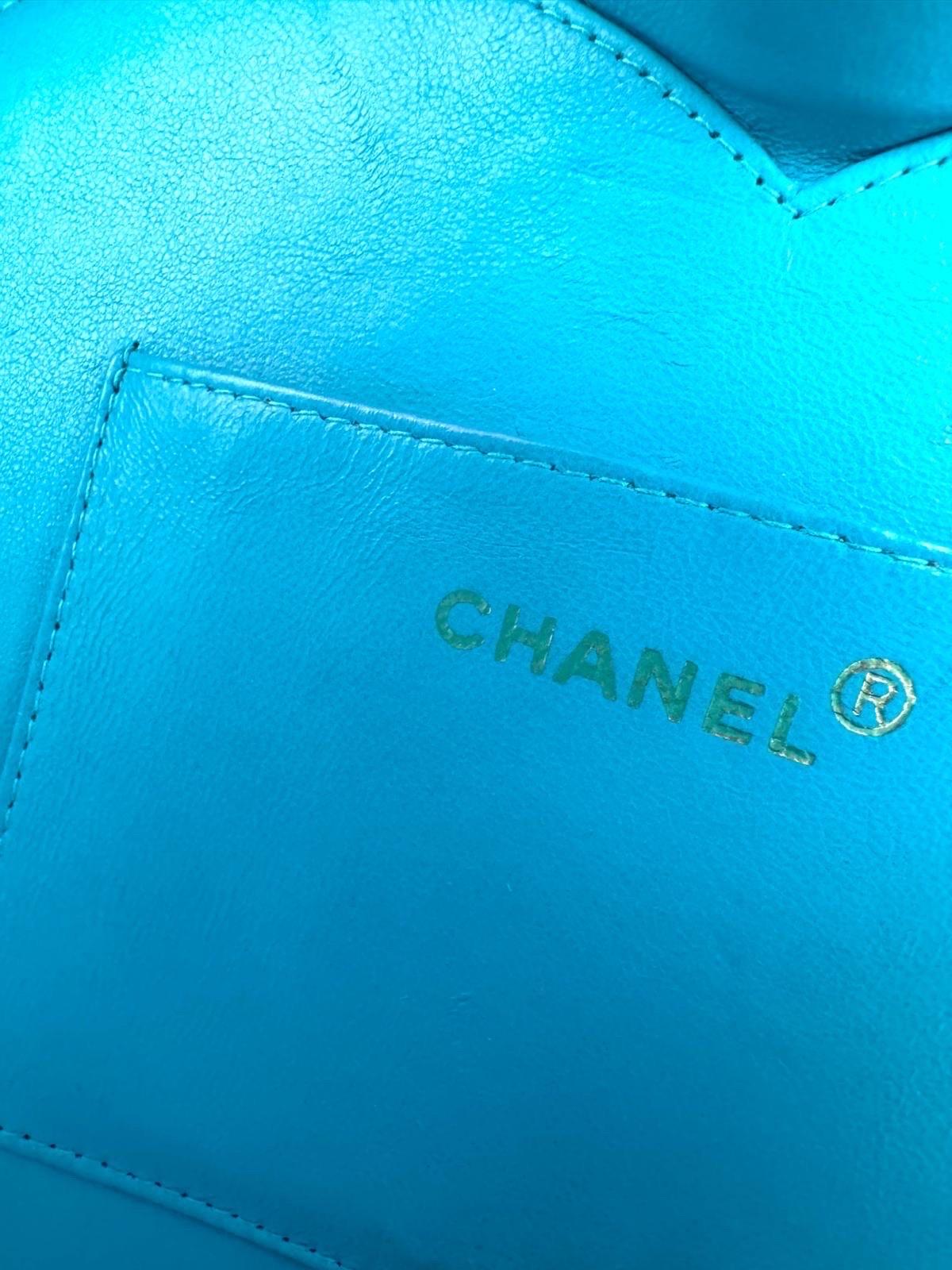 Chanel Vintage Blue Barbie Heart Vanity Bag – 1995 3