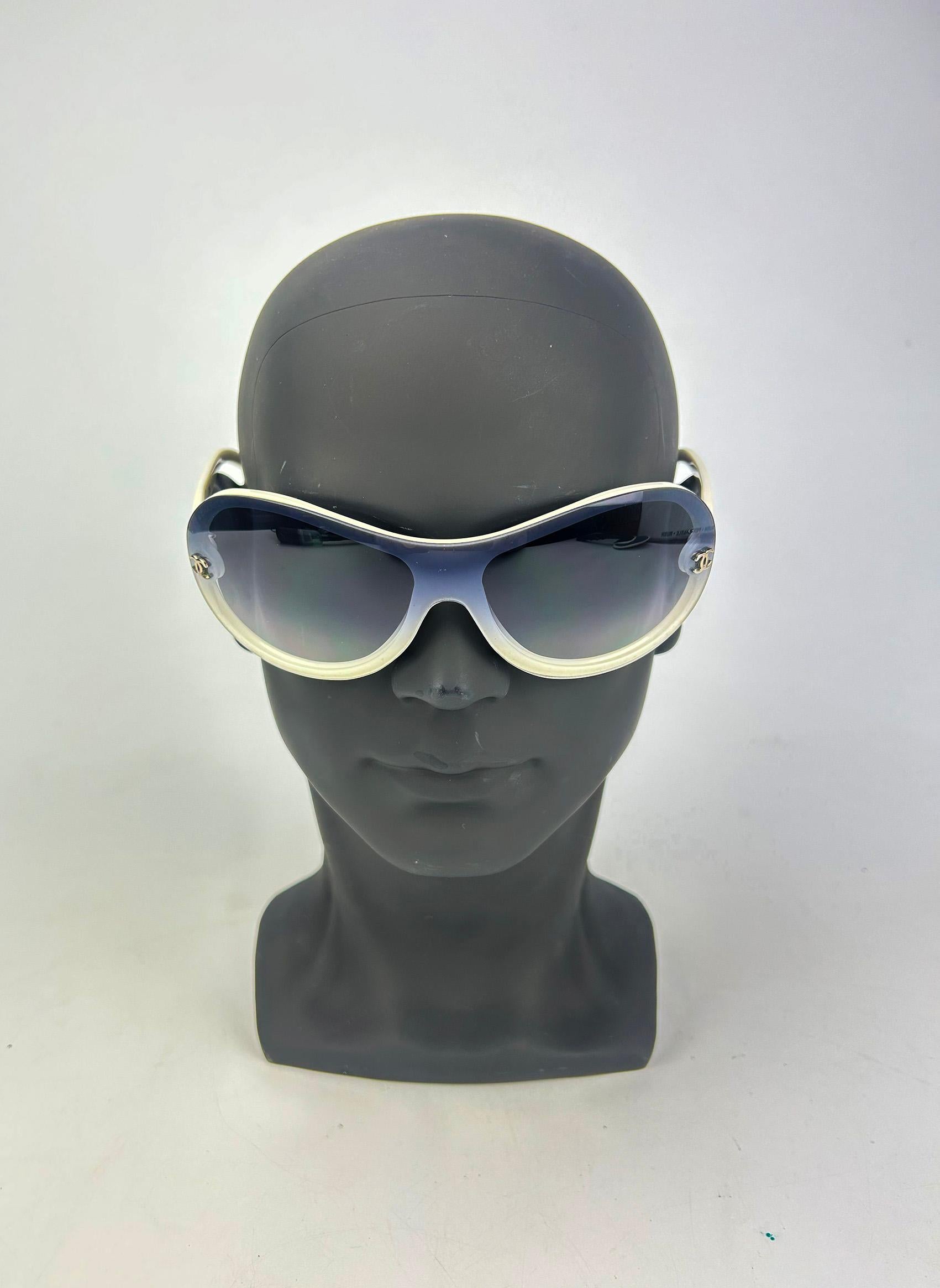 Chanel Vintage Blue Gray Gradient Lens Aviator Sunglasses c2000s in ausgezeichnetem Zustand. Abmessungen: 5,5 