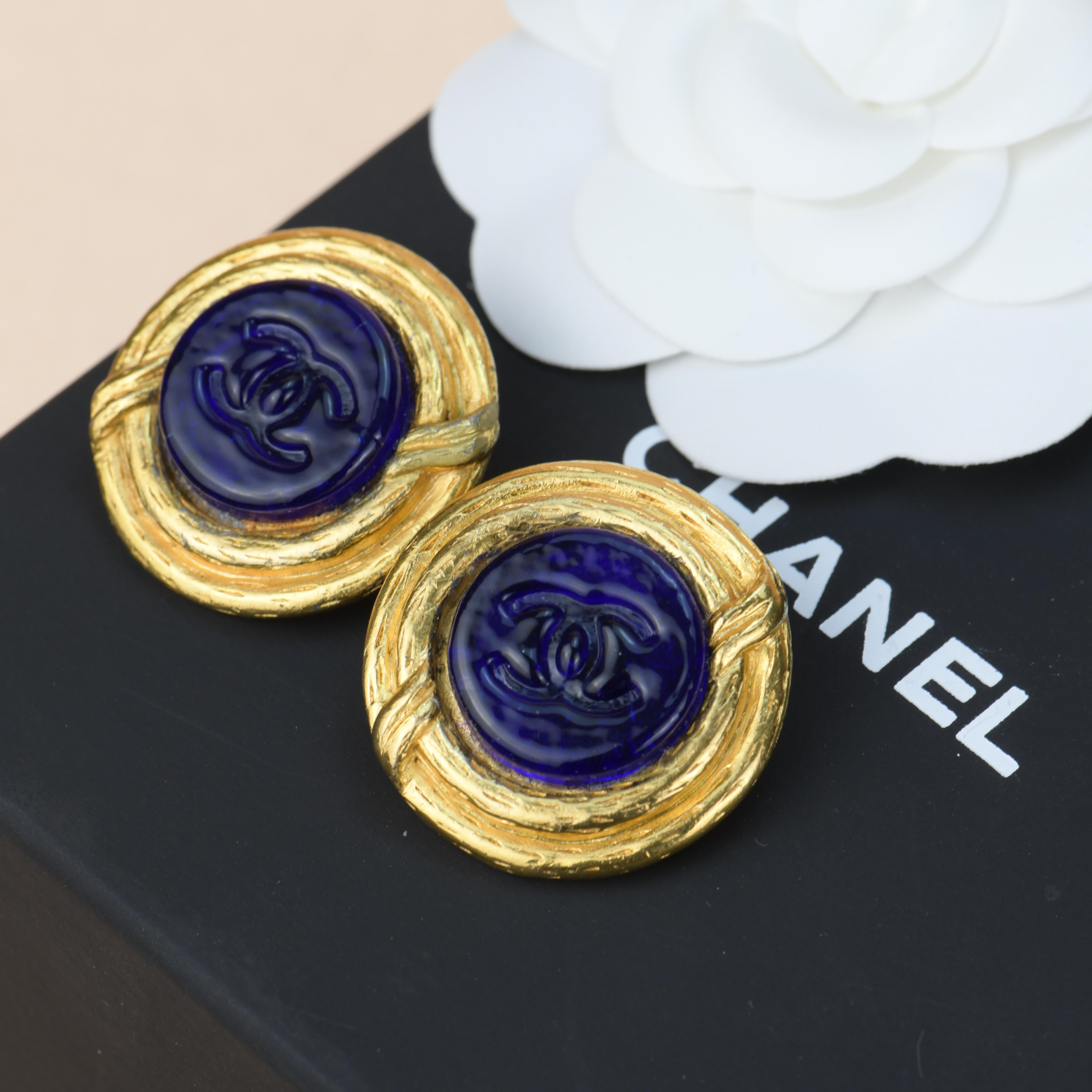 Brand: Chanel 
Period: Approx. 1997
Stamp Date: 97A
Model: Clip-On Earring
__________________________________
Metal: Gold Plated
Stone: Gripoix Glass
Measurement: Approx. 3cm 
Weight: 28g
__________________________________
Condition Excellent 
Comes
