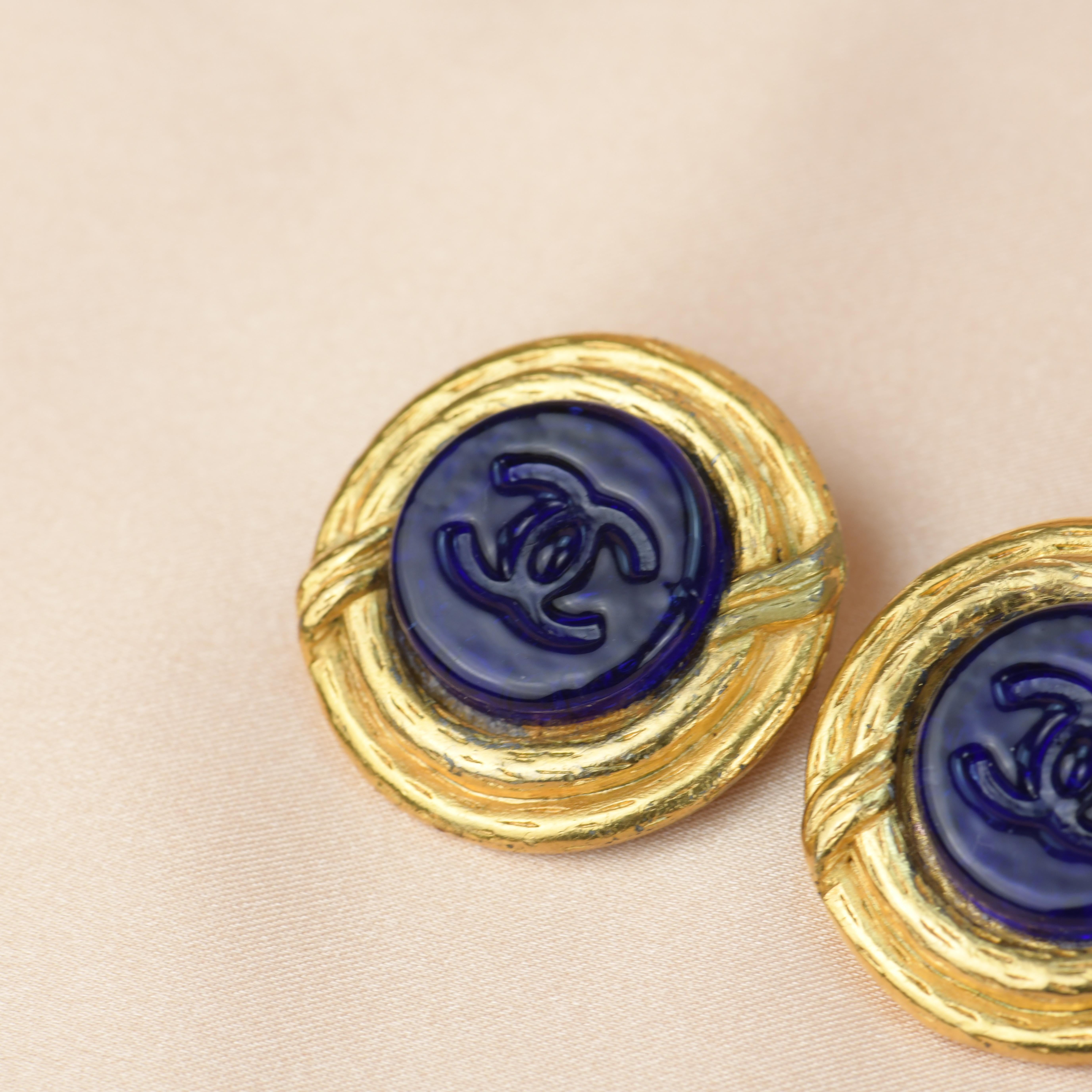 Clips d'oreilles Chanel vintage Gripoix bleu à motif de boutons CC Unisexe en vente