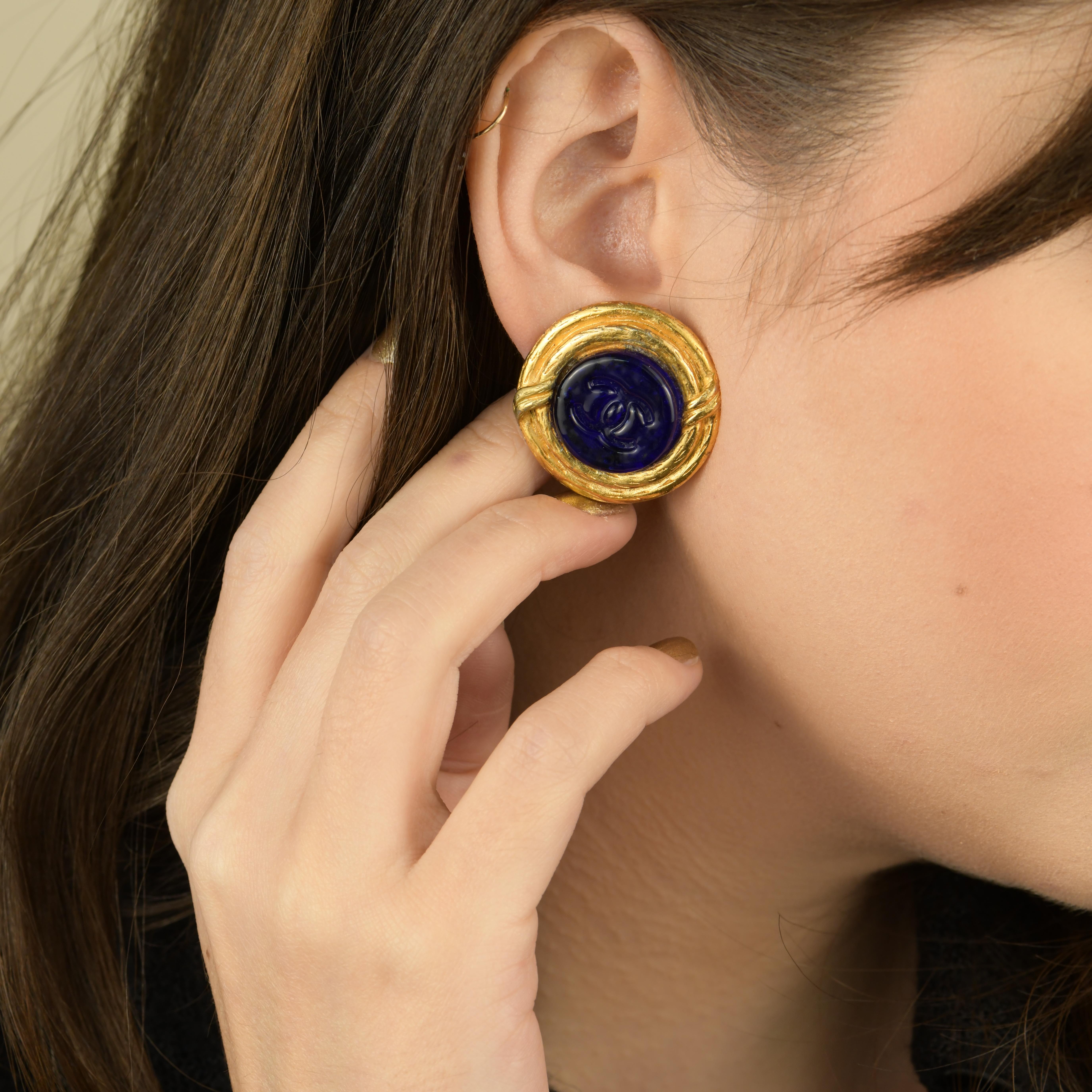 Clips d'oreilles Chanel vintage Gripoix bleu à motif de boutons CC Excellent état - En vente à Banbury, GB