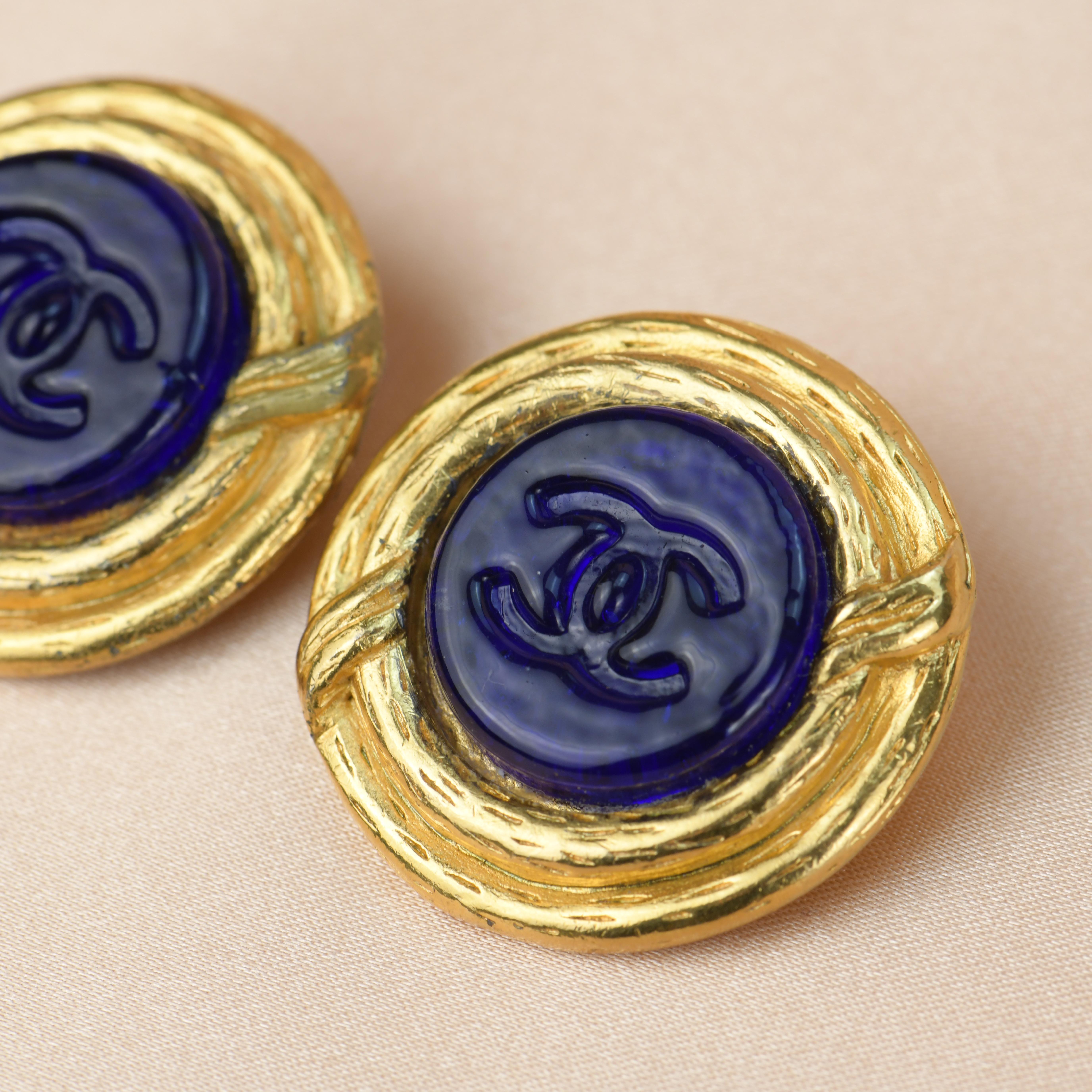 Clips d'oreilles Chanel vintage Gripoix bleu à motif de boutons CC en vente 1