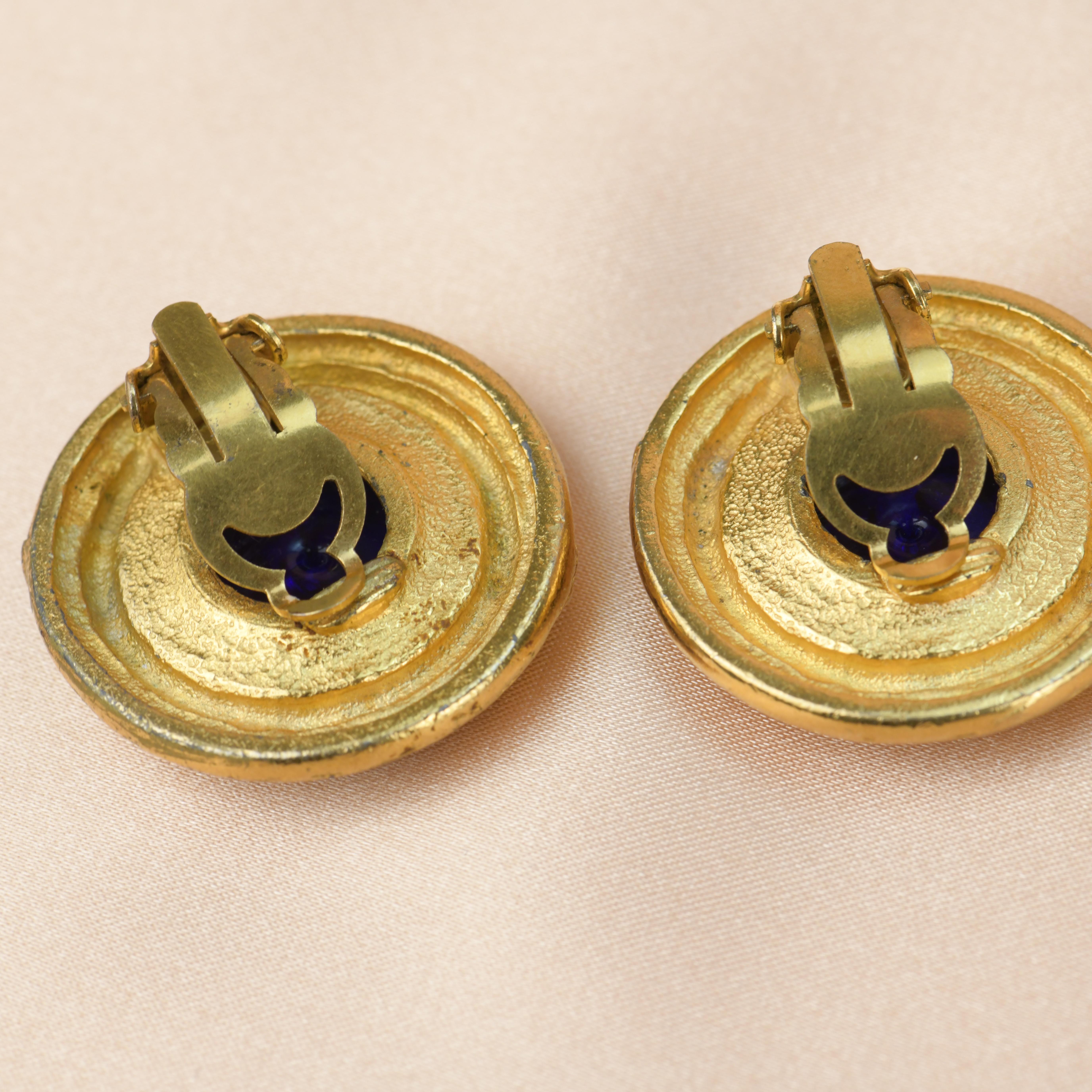 Clips d'oreilles Chanel vintage Gripoix bleu à motif de boutons CC en vente 2