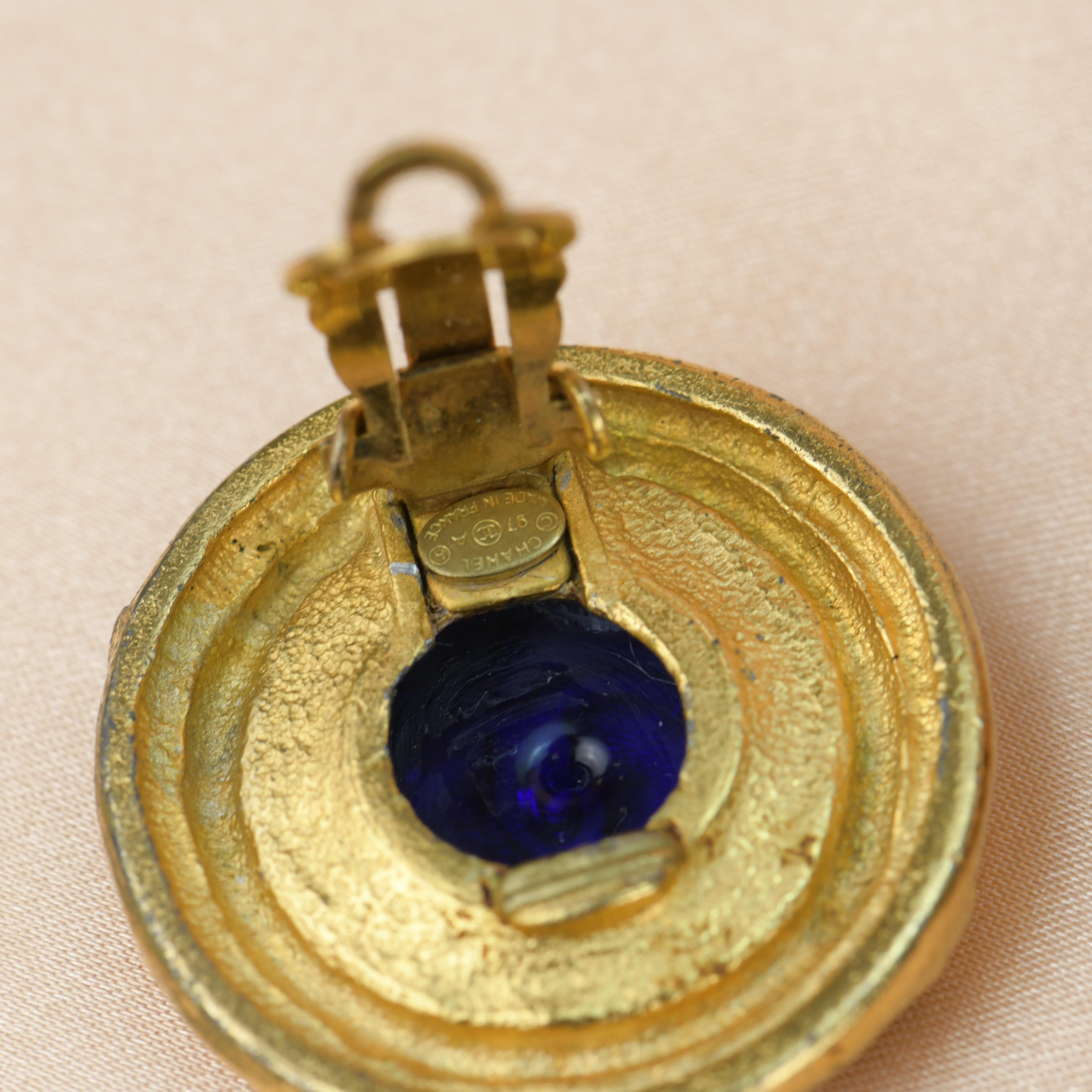 Chanel Vintage Blue Gripoix CC Button Motif Clip-on Earring For Sale 2