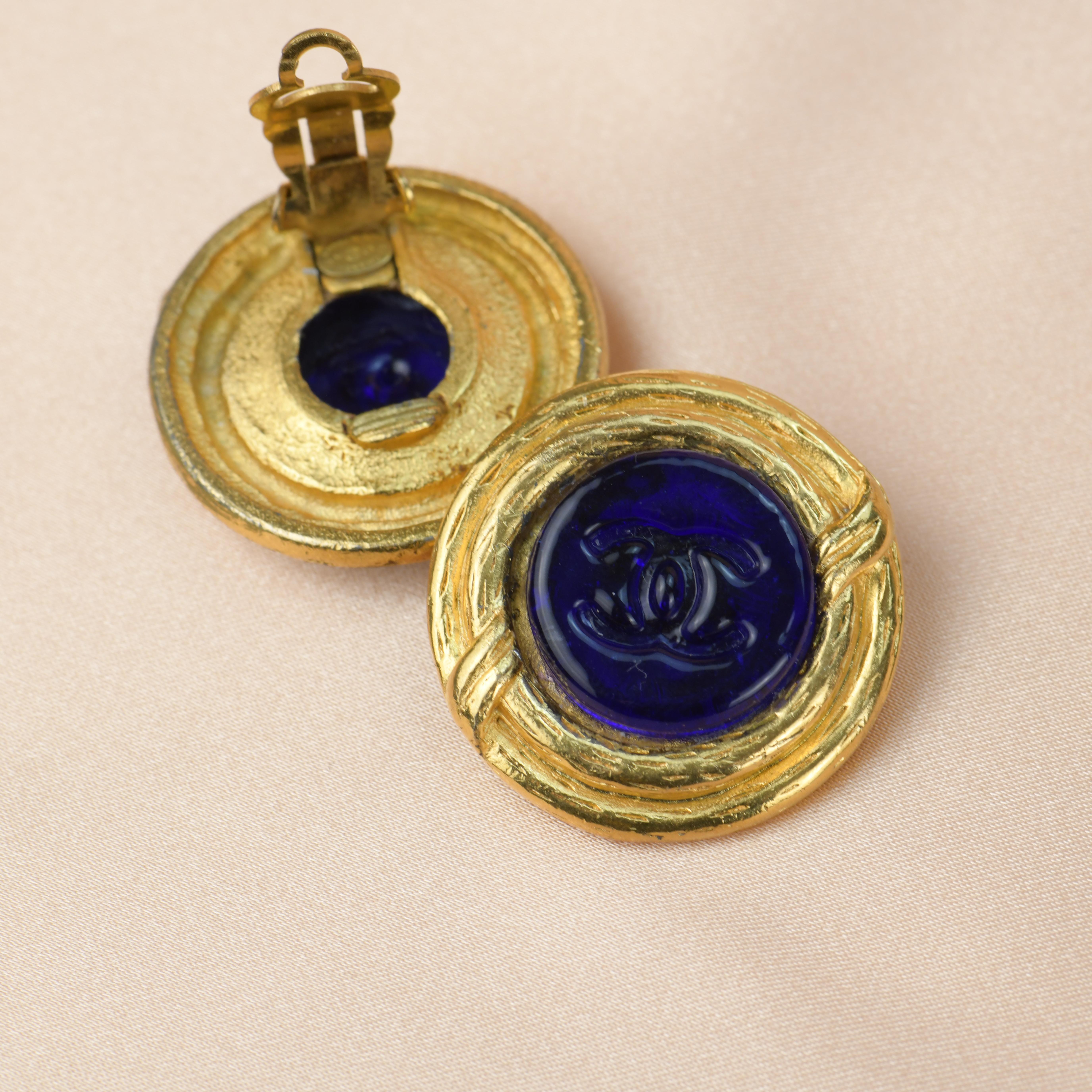 Clips d'oreilles Chanel vintage Gripoix bleu à motif de boutons CC en vente 4