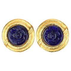 Clips d'oreilles Chanel vintage Gripoix bleu à motif de boutons CC