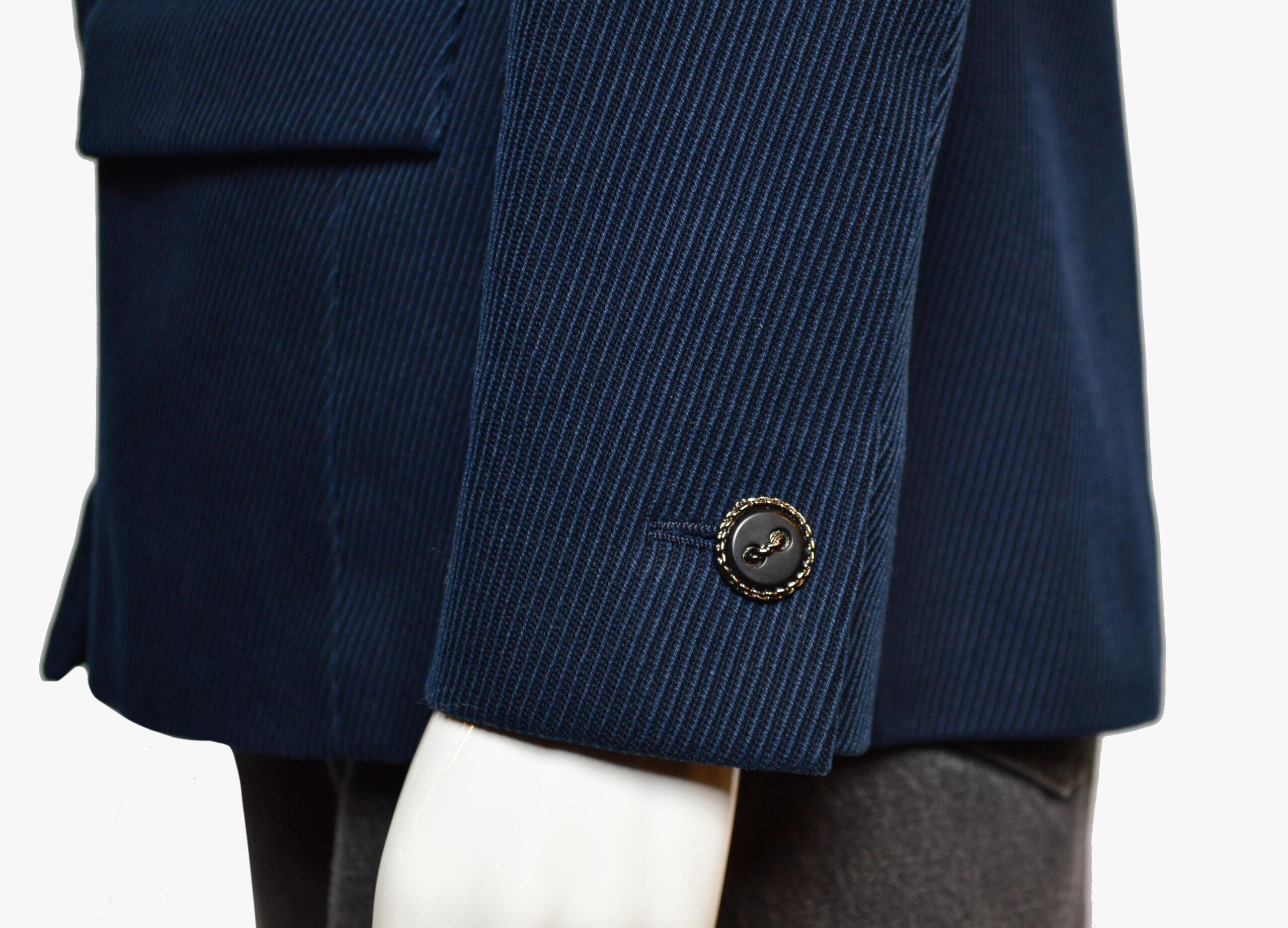 Blazer boutonné à revers clouté bleu vintage Chanel, années 1990  Bon état - En vente à New York, NY