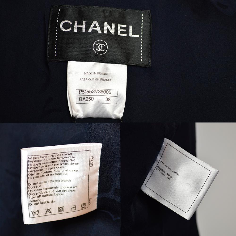 Blauer Chanel Vintage-Blauer Blazer mit Kerbschnitt und Knopfleiste, 1990er Jahre  im Angebot 1