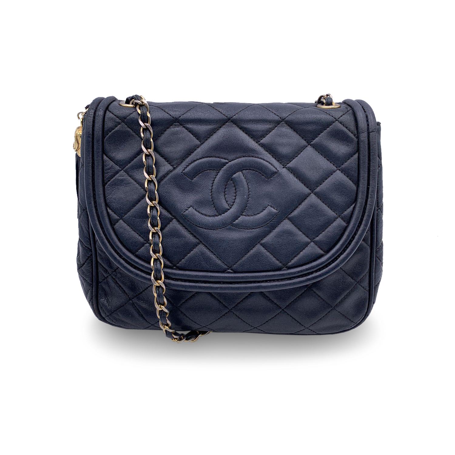 Vintage Chanel shoulder bag in navy blue quilted leather. Flap with magnetic button closure. CC logo on the front. Leather lining. Tassel detail on the side. Blue leather lining. 1 side zip pocket inside. Gorgeous gold metal strap with interwoven