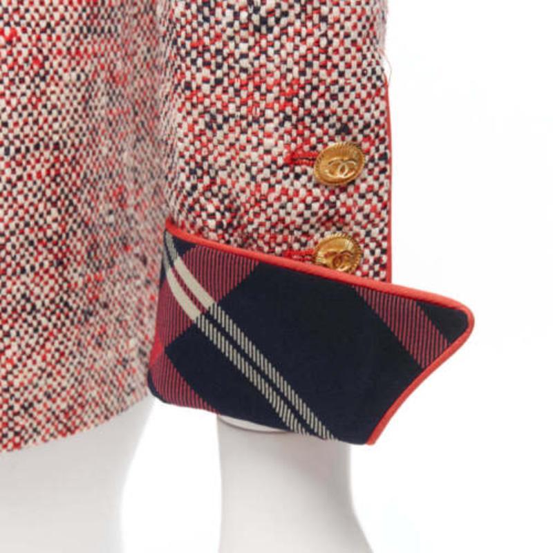 CHANEL Chaqueta blazer vintage de tweed boucle con botones dorados FR34 XS en venta 3
