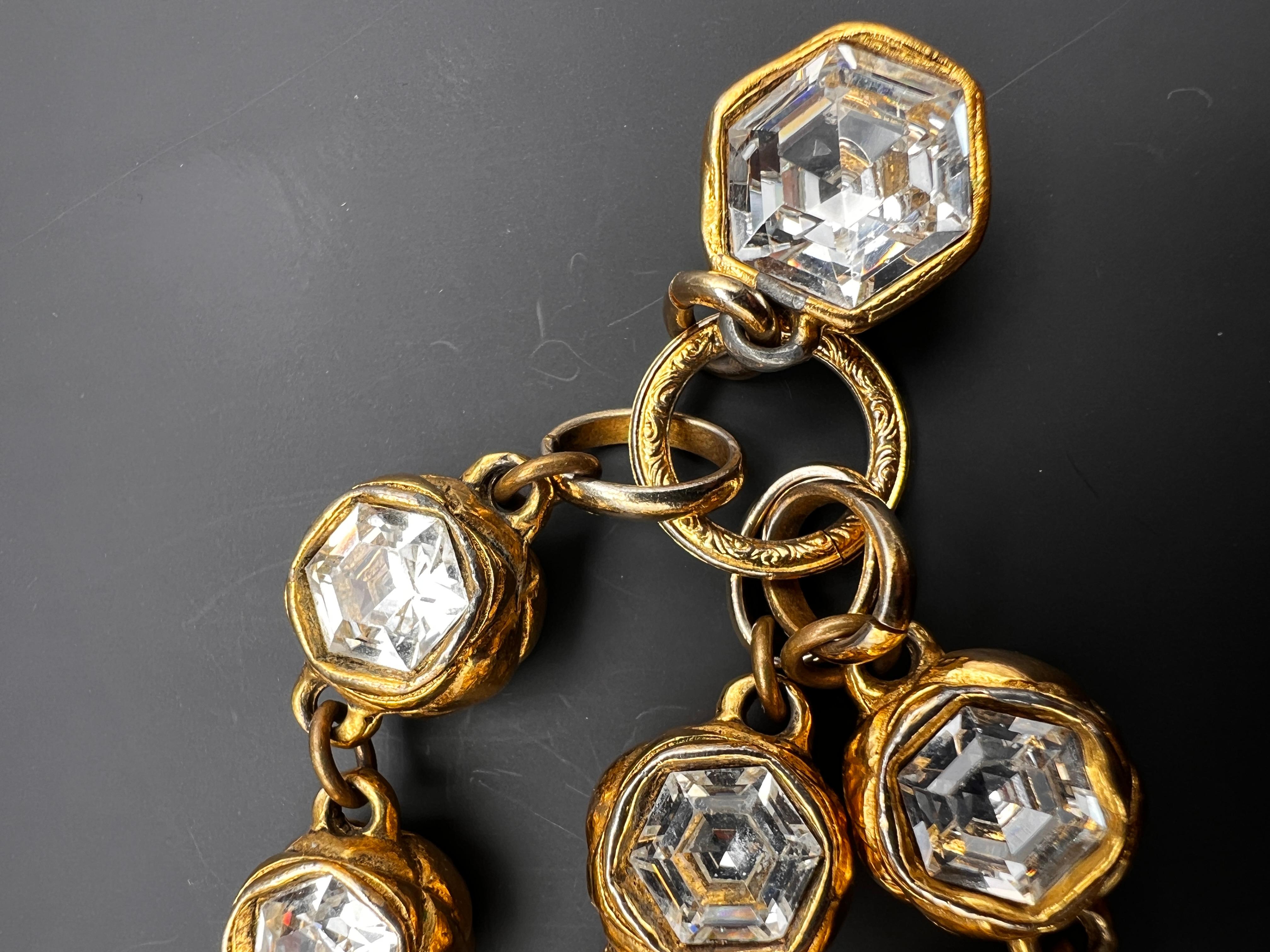 Chanel vintage 1980 bracelet . Three link of beautiful crystal sertis clos in the quilt work of gold plate. Recto verso.
Chanel stamp on one of the breloque.
Made in France.