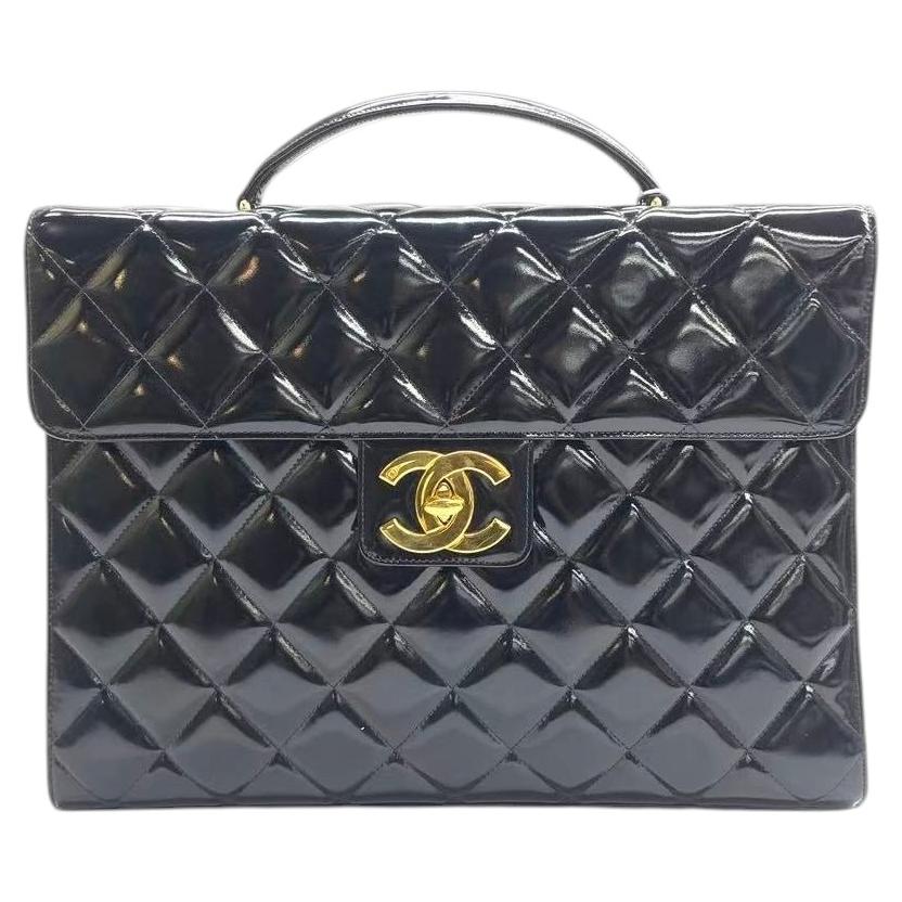 Porte-documents vintage Chanel en cuir verni noir avec finitions « Mega CC » dorées