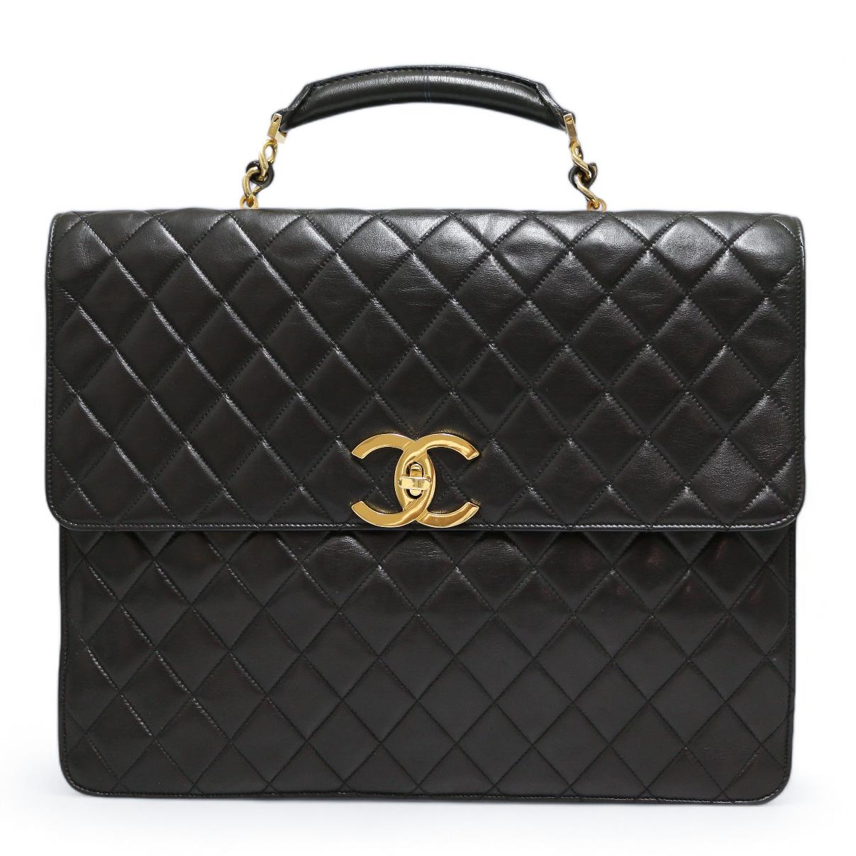 Vintage By! Chanel Aktentasche aus schwarzem, gestepptem Leder
Zustand: gut
Hergestellt in Italien
Geschlecht: unisex
MATERIAL: gestepptes Leder
Innenausstattung: schwarzes Glattleder
Farbe: schwarz
Abmessungen: 38 x 32 x 12 cm
Schultergurt