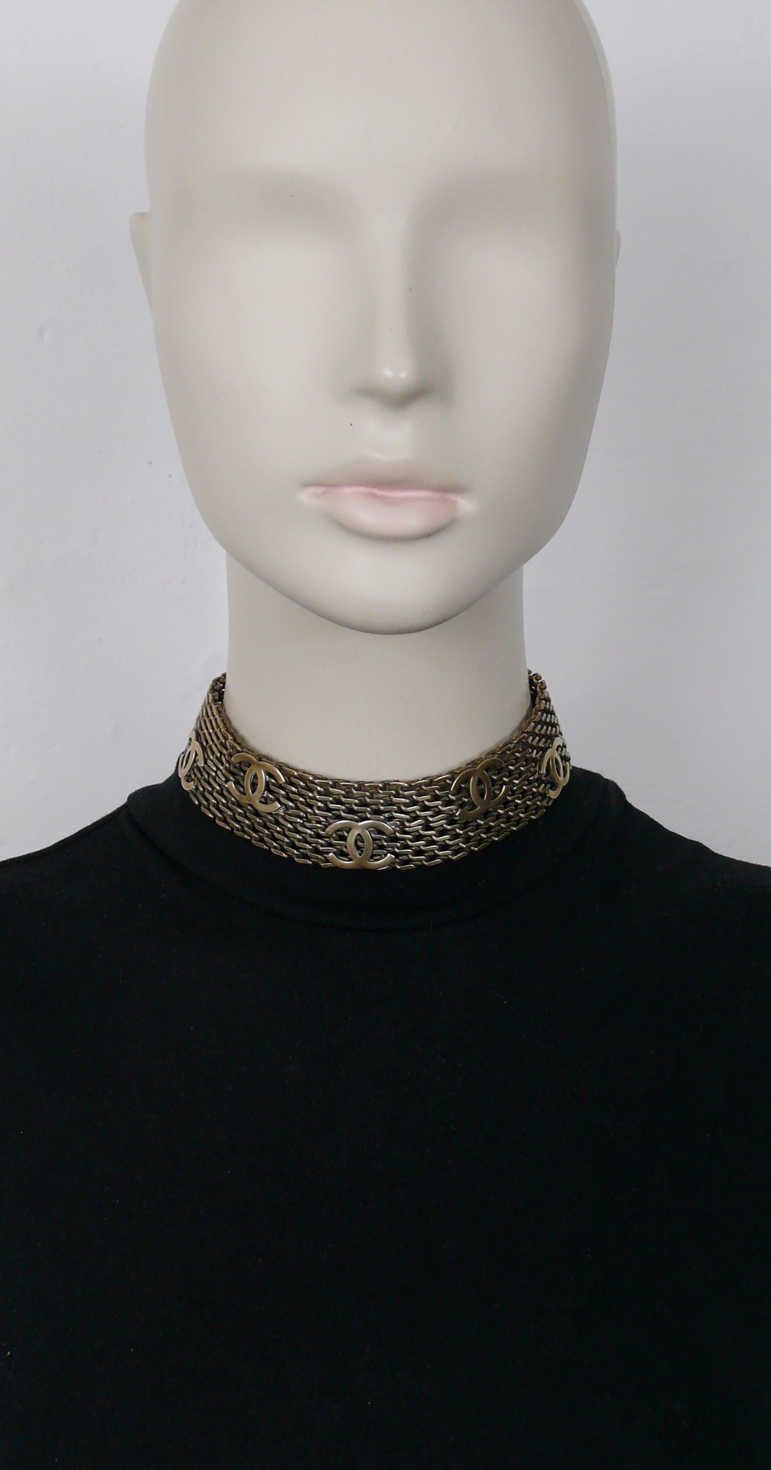CHANEL by KARL LAGERFELD vintage antiqued bronze toned mesh chainmail choker necklace featuring five CC logos.

Secure clasp closure with CC logo.

Embossed CHANEL 97 A Made in France.

Indicative measurements : length approx. 34 cm (13.39 inches) /