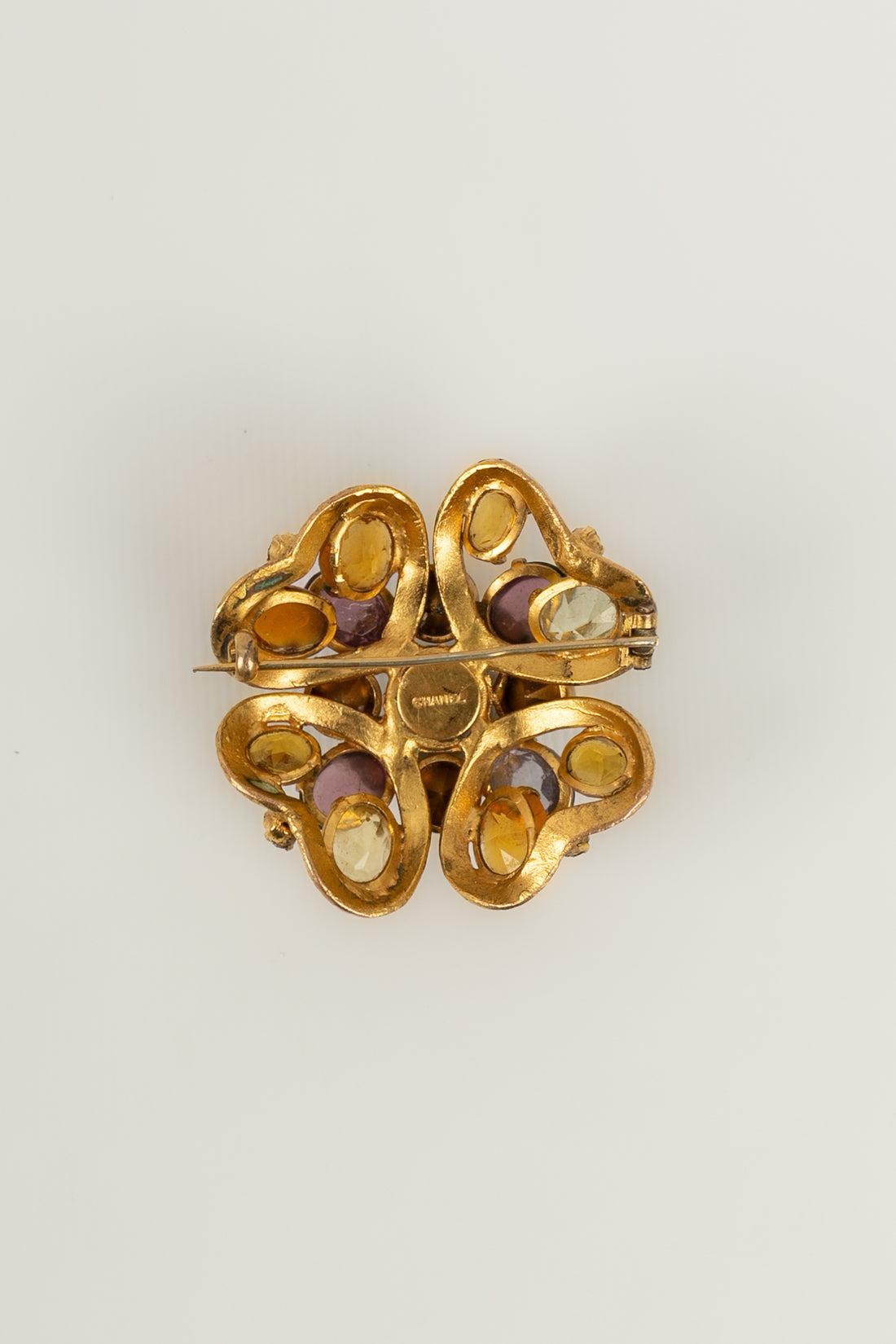 Chanel - Antique brooch in gilded metal, pearly fancy cabochon, glass paste cabochons, and rhinestones.

Additional information:
Condition: Very good condition
Dimensions: Diameter: 5 cm

Seller Reference: BRB124