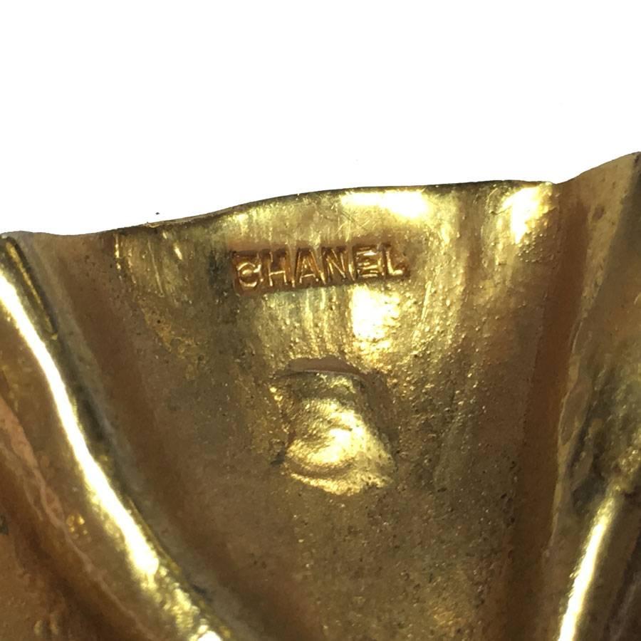 CHANEL Vintage Brooch in Golden Brass Metal 1