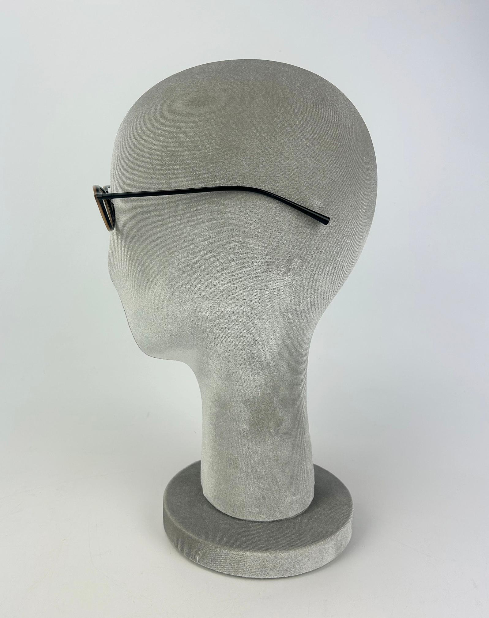 Chanel Vintage Brown and Tan Reading Glasses in ausgezeichnetem Zustand. Braunes Acryl mit einzigartigen zweifarbigen Gläsern in Braun und Hellbraun. Klare, unbeschriftete Gläser, die leicht durch jede beliebige Sehstärke ersetzt werden können.