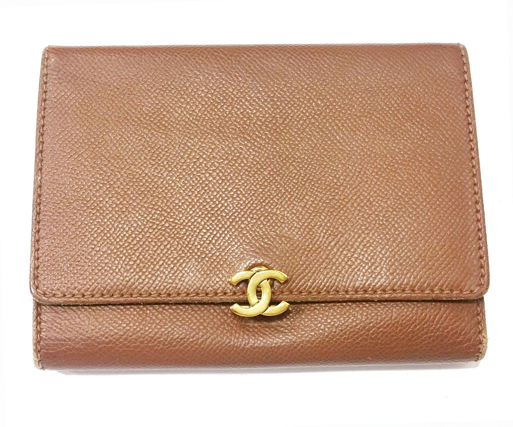 Chanel Vintage Brown Caviar Tri-Fold Wallet

*549xxxx
*Made in Italy

-Approximately 7″ x 4″ x 0.5″
-Caviar leather
-Rubbing edge and worn interior lining
-So many spaces and compartments
