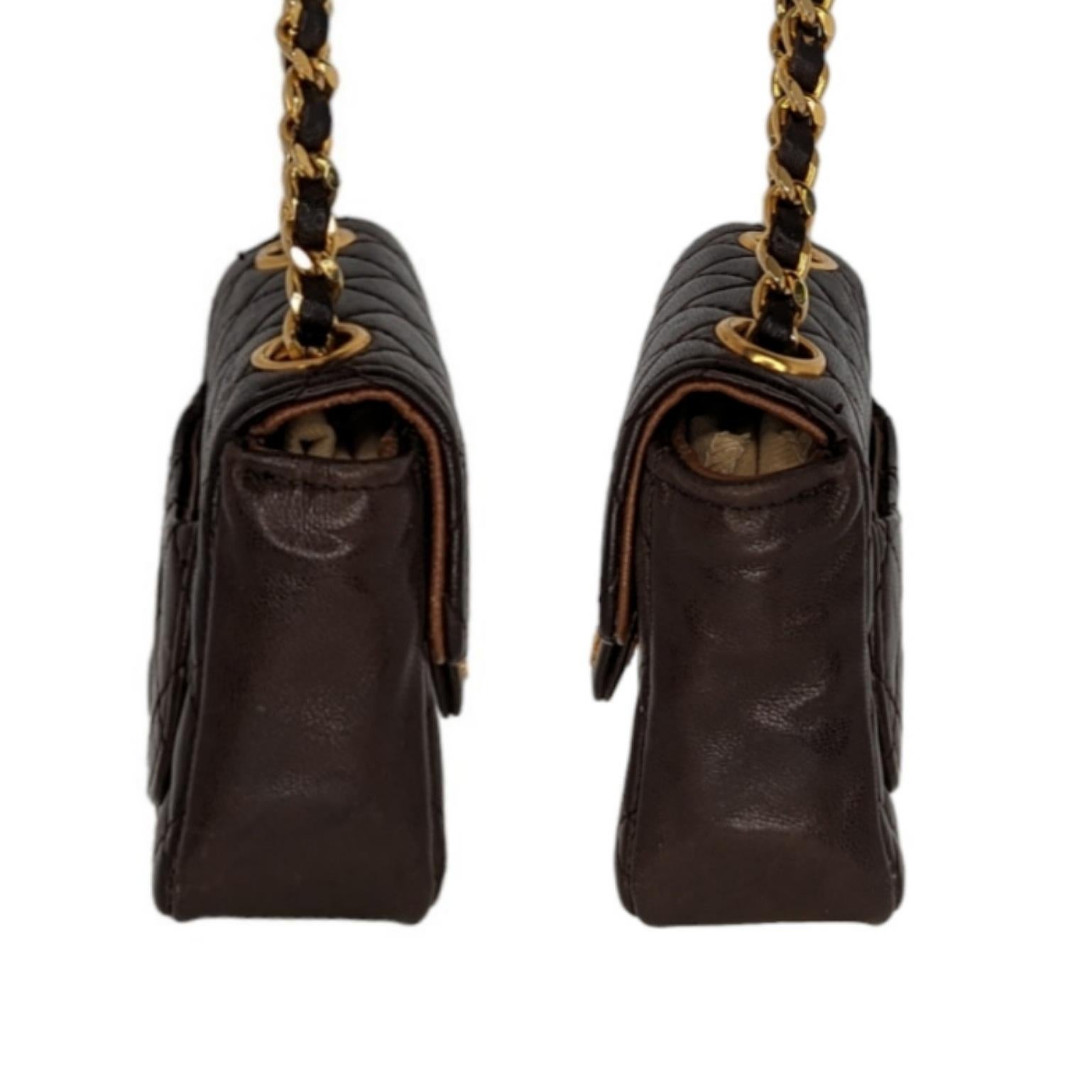 Chanel Vintage Brown Lambskin Quilted Micro Mini Flap Belt Bag Charm Bon état - En vente à Scottsdale, AZ