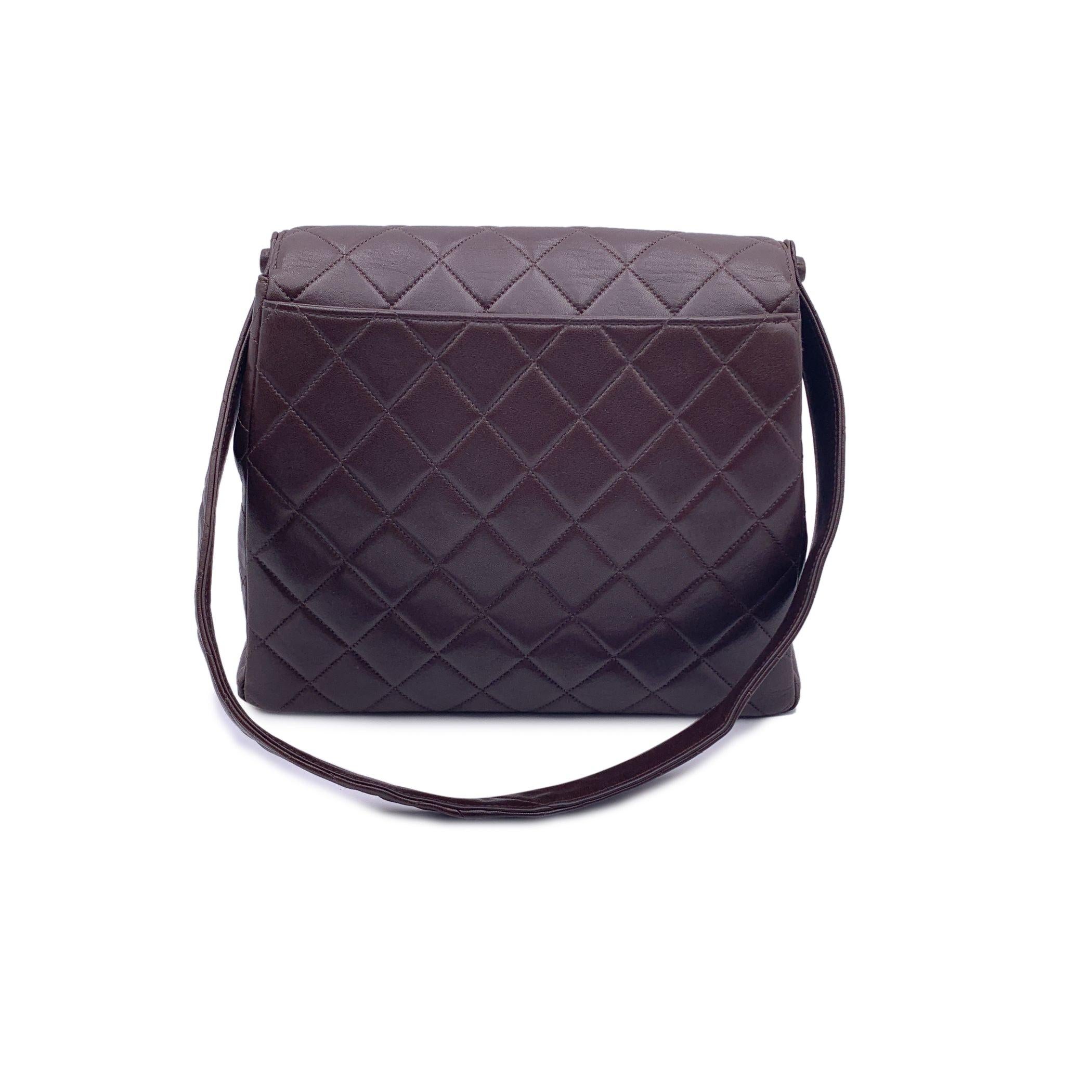 Chanel Vintage Brown Quilted Leather CC Logo Shoulder Bag In Good Condition In Rome, Rome