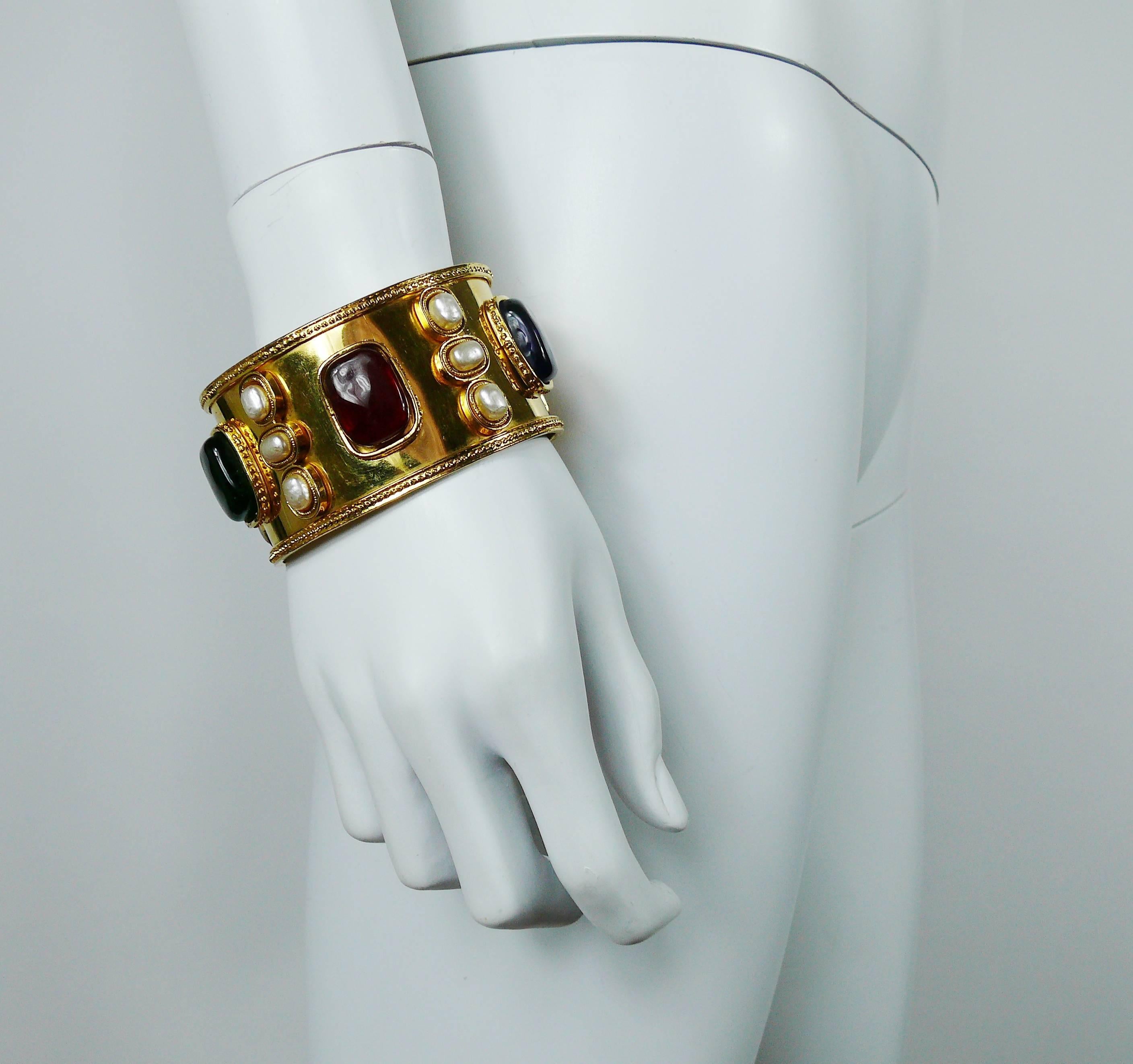 CHANEL by KARL LAGERFELD vintage Byzantine inspired gold tone cuff bracelet embellished with multicolored (green, red and blue) MAISON GRIPOIX faux gem glass cabochons and faux pearls.

Marked CHANEL 2 5 Made in France.

Collection N°25 (Year :